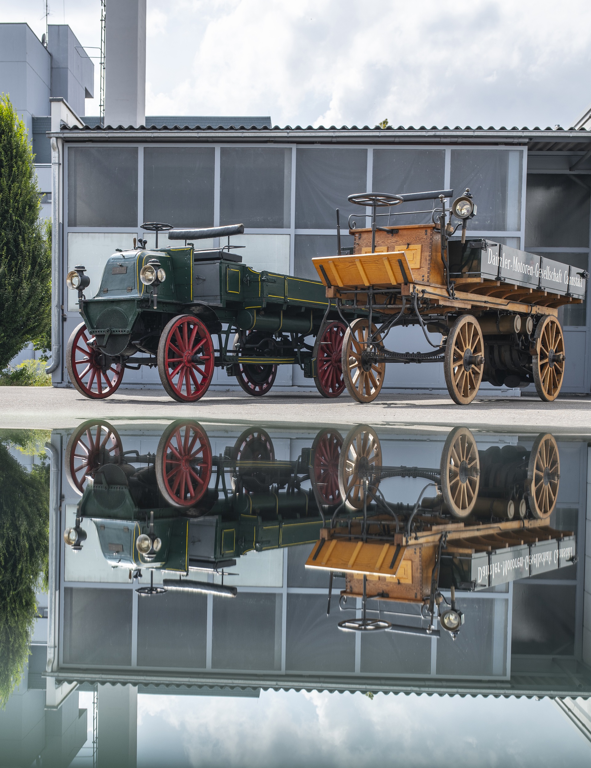 Two historic Daimler trucks from 1896/1897 are traveling to England in an Actros exactly 125 years after the original delivery Right on time for the 125th anniversary of the truck: 275 years of truck history on the way to England