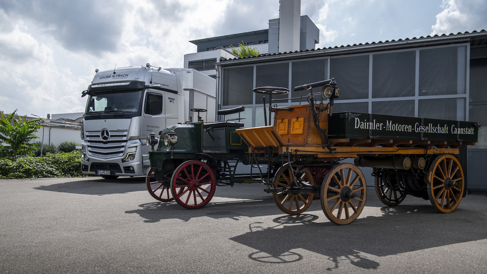 Two historic Daimler trucks from 1896/1897 are traveling to England in an Actros exactly 125 years after the original delivery Right on time for the 125th anniversary of the truck: 275 years of truck history on the way to England