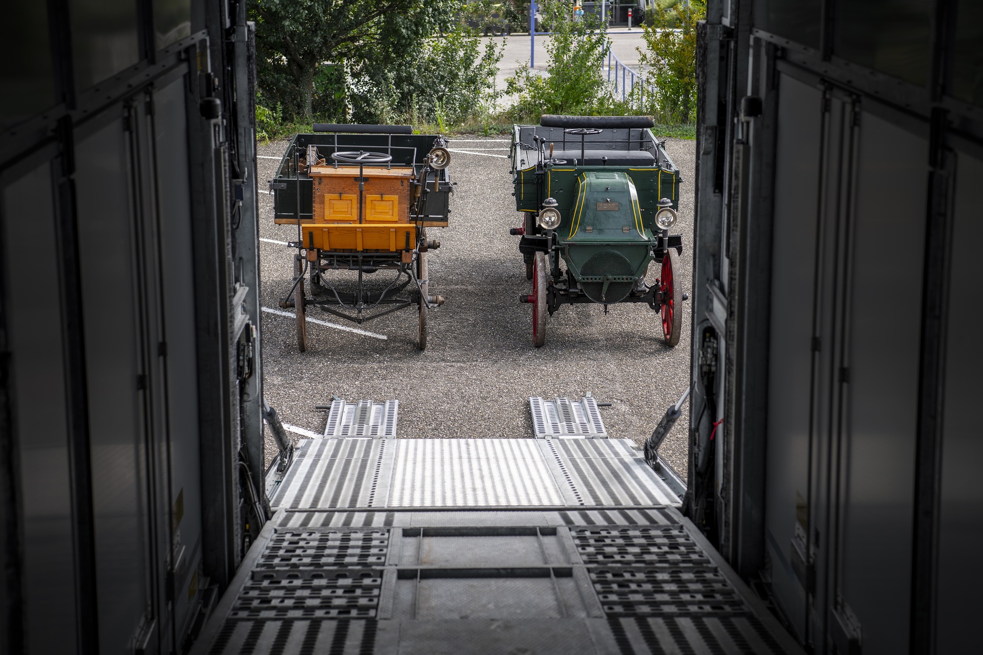 Two historic Daimler trucks from 1896/1897 are traveling to England in an Actros exactly 125 years after the original delivery Right on time for the 125th anniversary of the truck: 275 years of truck history on the way to England