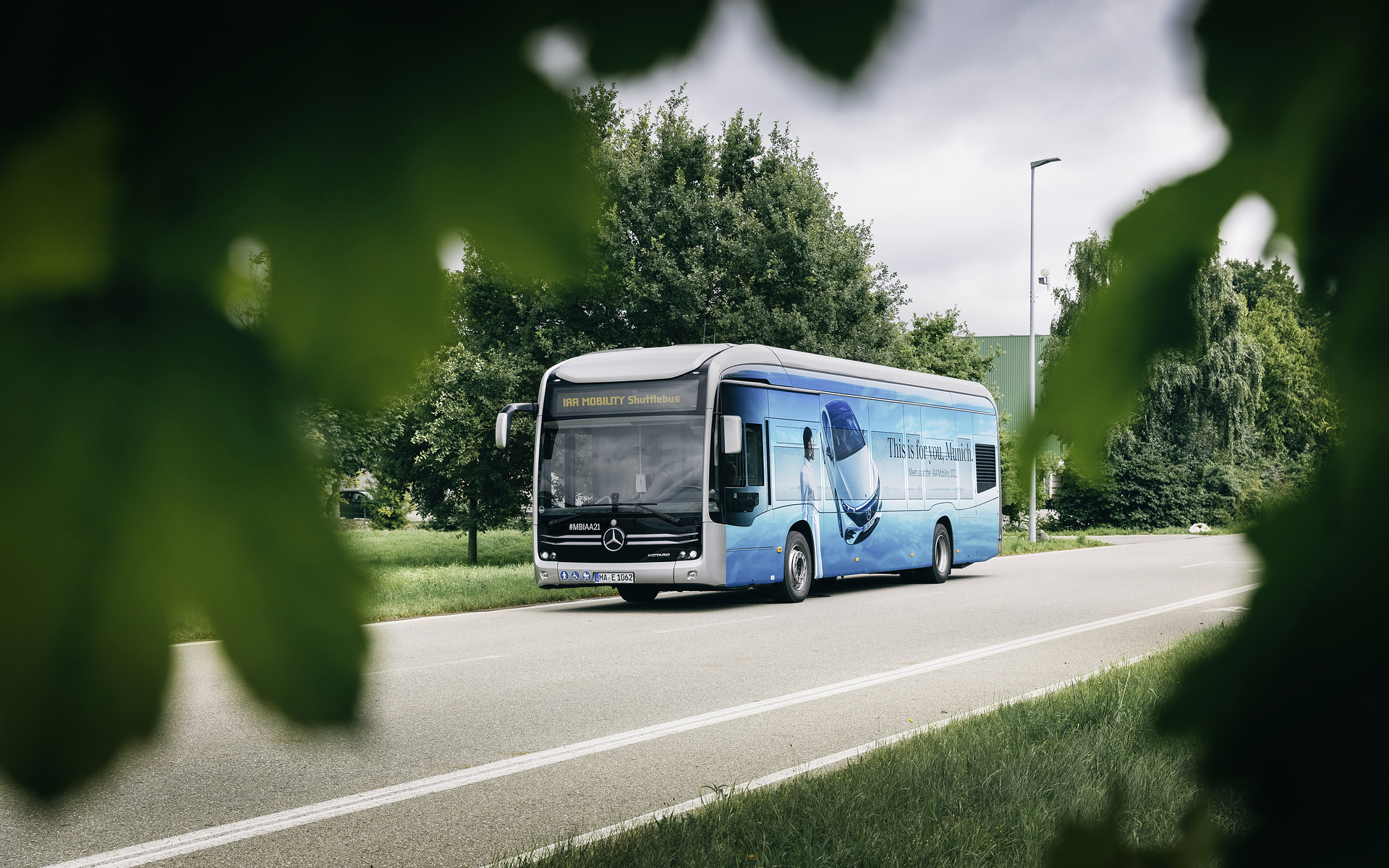 Vier vollelektrisch-angetriebene Mercedes-Benz eCitaro befördern die Besucher der IAA MOBILITY 2021 leise und lokal emissionsfrei auf der „Blue Lane“ zwischen den Veranstaltungsorten „Summit“ auf dem Messegelände und dem „Open Space“ in der Münchner Innenstadt. Unterwegs auf der Blue Lane: Vier vollelektrisch angetriebene Mercedes-Benz eCitaro übernehmen die Shuttlefahrten zwischen den Veranstaltungsorten der IAA MOBILITY 2021 in München
