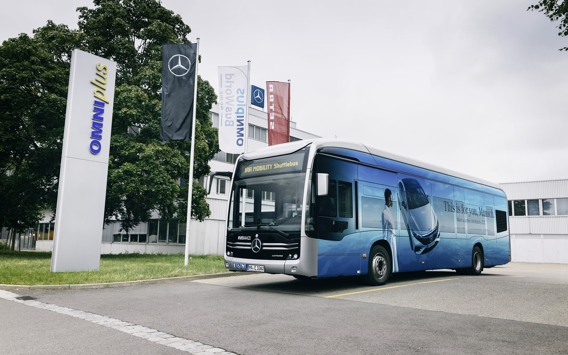 Unterwegs auf der Blue Lane: Vier vollelektrisch angetriebene Mercedes-Benz eCitaro übernehmen die Shuttlefahrten zwischen den Veranstaltungsorten der IAA MOBILITY 2021 in München