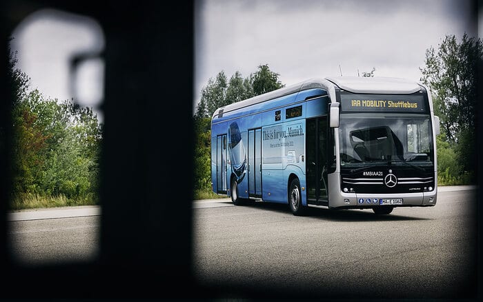 Unterwegs auf der Blue Lane: Vier vollelektrisch angetriebene Mercedes-Benz eCitaro übernehmen die Shuttlefahrten zwischen den Veranstaltungsorten der IAA MOBILITY 2021 in München