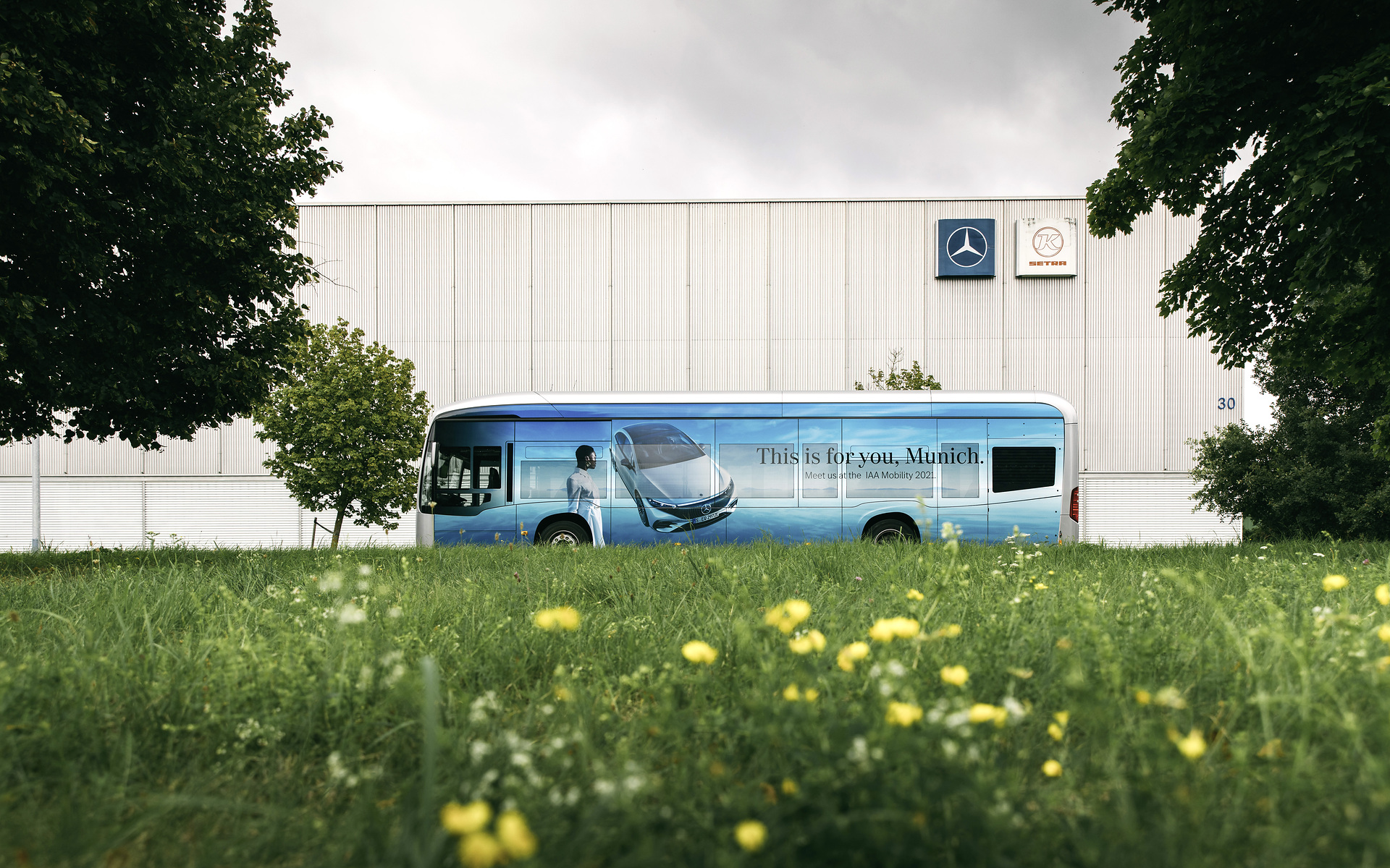 Unterwegs auf der Blue Lane: Vier vollelektrisch angetriebene Mercedes-Benz eCitaro übernehmen die Shuttlefahrten zwischen den Veranstaltungsorten der IAA MOBILITY 2021 in München