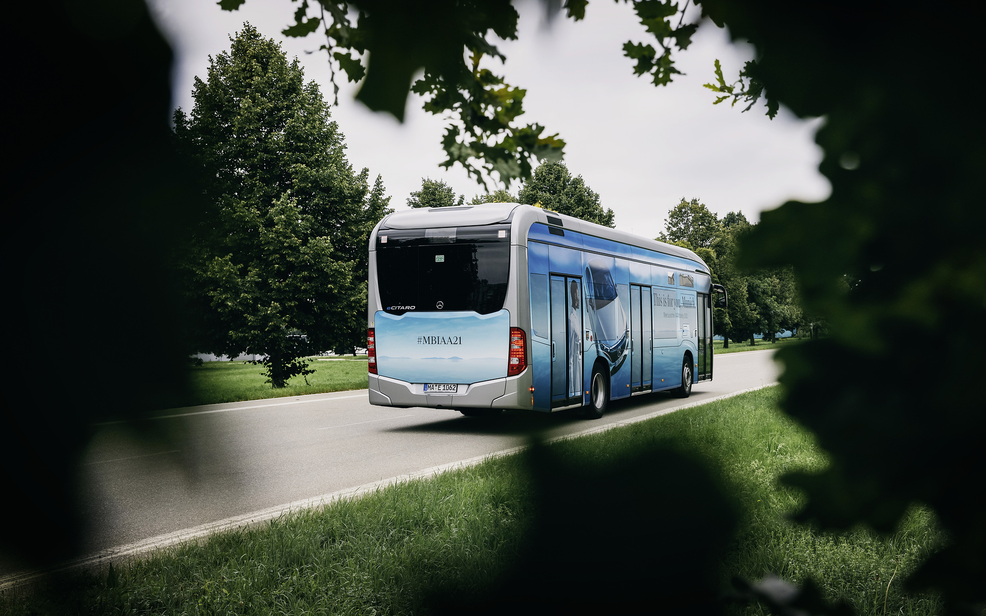 Unterwegs auf der Blue Lane: Vier vollelektrisch angetriebene Mercedes-Benz eCitaro übernehmen die Shuttlefahrten zwischen den Veranstaltungsorten der IAA MOBILITY 2021 in München