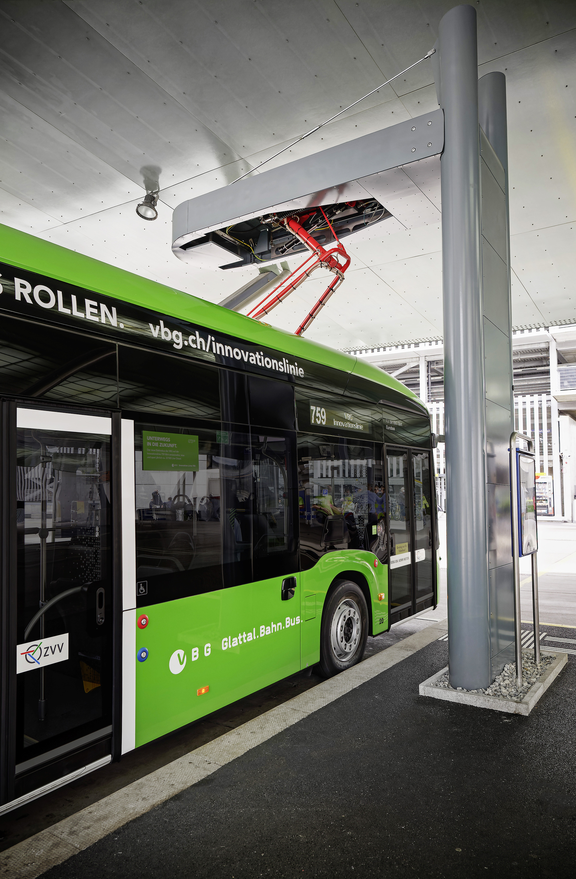 Mercedes-Benz eCitaro mit vollelektrischem Antrieb, Dreitürer, Verkehrsbetriebe Glattal (VBG, Schweiz), Exterieur, grün, 2 x elektrischer Radnabenmotor, 2 x 125 kW, 2 x 485 Nm, 4 HV-Batterie Baugruppen, 64,5 kWh pro HV-Batterie Baugruppe, Preventive Brake Assist, Sideguard Assist, Länge/Breite/Höhe: 12.135/2.550/3.400 mm, Beförderungskapazität: 1/86 Extremer Einsatz in der Schweiz: Mercedes-Benz eCitaro fährt künftig bis zu 22 Stunden und 370 Kilometer täglich im Linienbetrieb