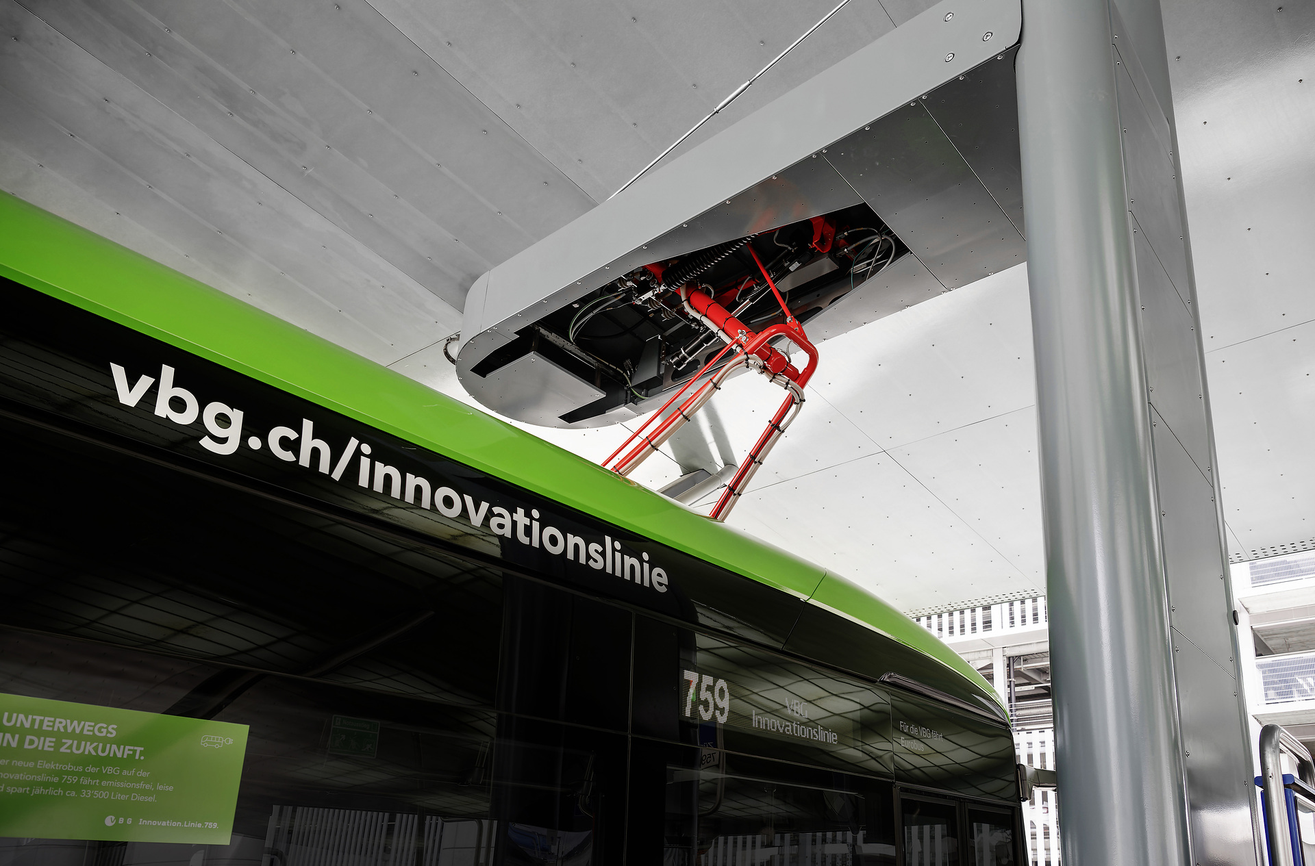 Mercedes-Benz eCitaro mit vollelektrischem Antrieb, Dreitürer, Verkehrsbetriebe Glattal (VBG, Schweiz), Exterieur, grün, 2 x elektrischer Radnabenmotor, 2 x 125 kW, 2 x 485 Nm, 4 HV-Batterie Baugruppen, 64,5 kWh pro HV-Batterie Baugruppe, Preventive Brake Assist, Sideguard Assist, Länge/Breite/Höhe: 12.135/2.550/3.400 mm, Beförderungskapazität: 1/86 Extremer Einsatz in der Schweiz: Mercedes-Benz eCitaro fährt künftig bis zu 22 Stunden und 370 Kilometer täglich im Linienbetrieb