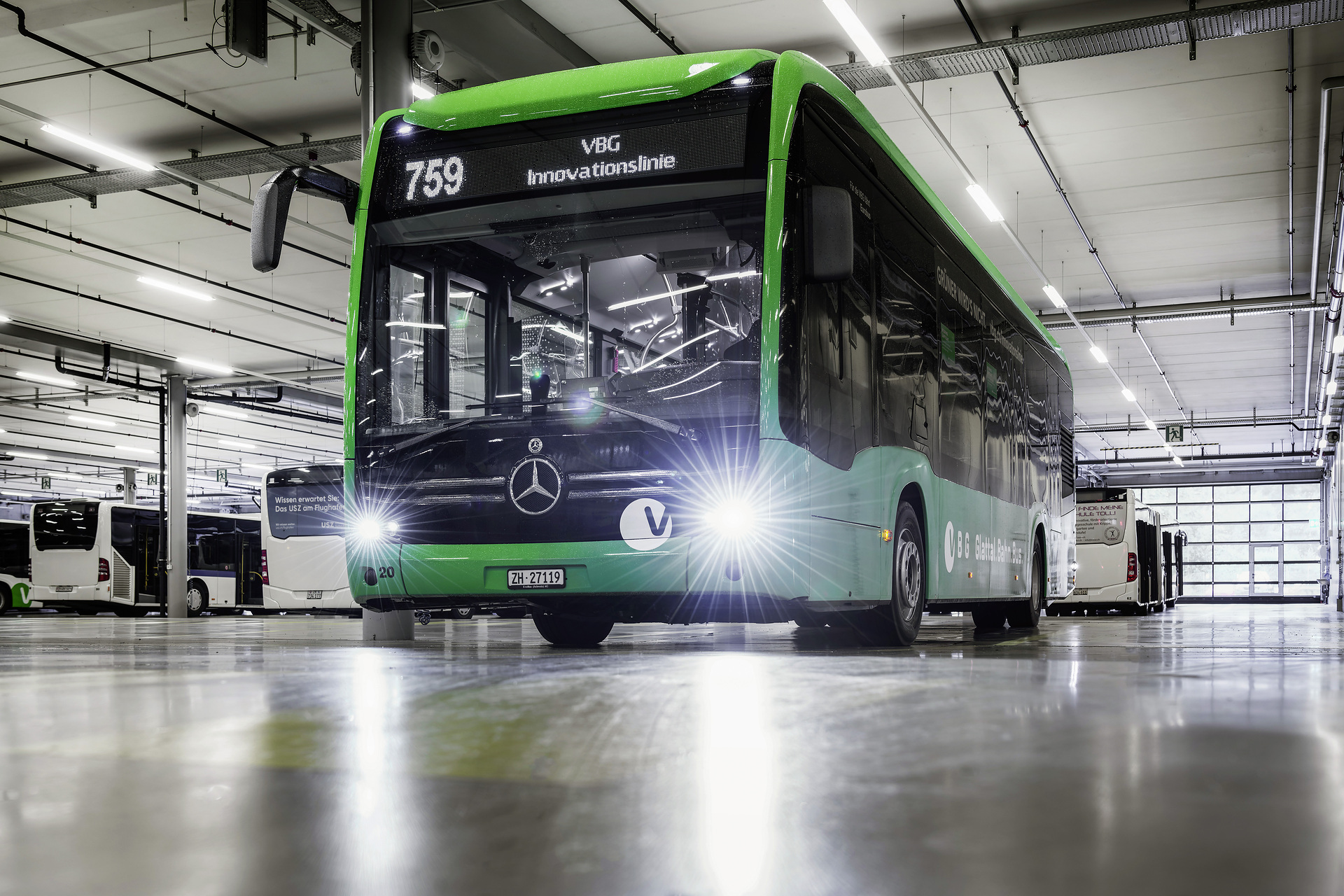 Mercedes-Benz eCitaro mit vollelektrischem Antrieb, Dreitürer, Verkehrsbetriebe Glattal (VBG, Schweiz), Exterieur, grün, 2 x elektrischer Radnabenmotor, 2 x 125 kW, 2 x 485 Nm, 4 HV-Batterie Baugruppen, 64,5 kWh pro HV-Batterie Baugruppe, Preventive Brake Assist, Sideguard Assist, Länge/Breite/Höhe: 12.135/2.550/3.400 mm, Beförderungskapazität: 1/86 Extremer Einsatz in der Schweiz: Mercedes-Benz eCitaro fährt künftig bis zu 22 Stunden und 370 Kilometer täglich im Linienbetrieb