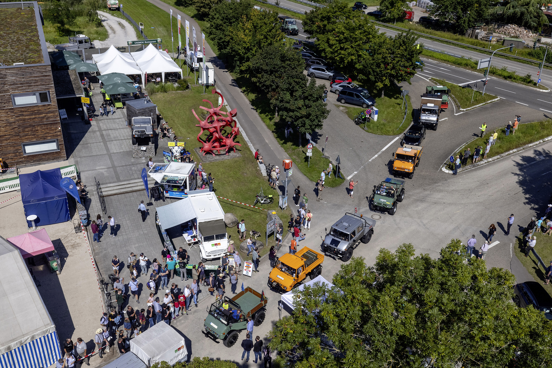 More than 2000 visitors celebrated the 75th birthday of the Unimog in Gaggenau while  75 Unimog models drove in convoy