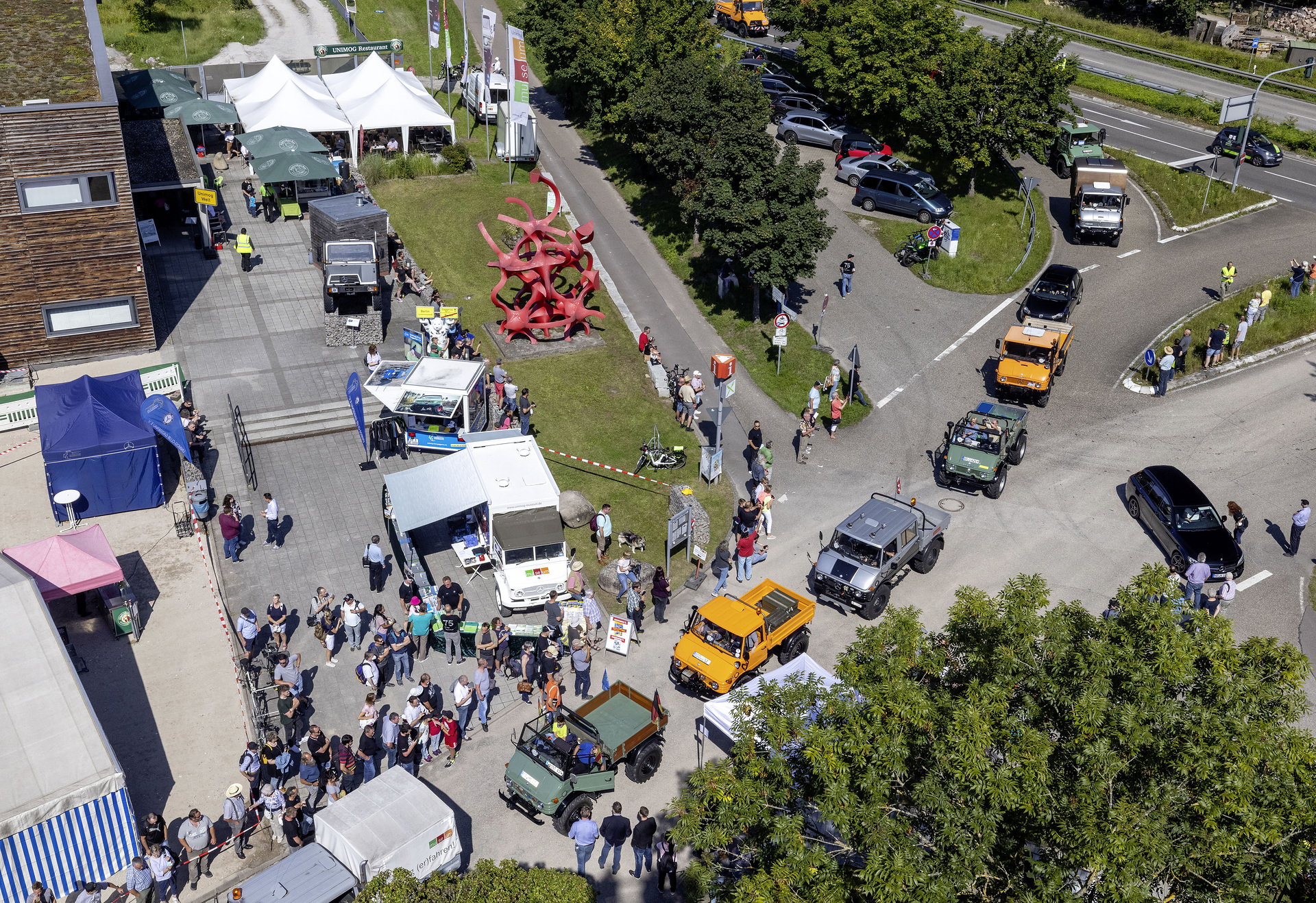 More than 2000 visitors celebrated the 75th birthday of the Unimog in Gaggenau while  75 Unimog models drove in convoy