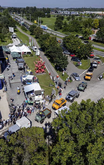 Über 2000 Besucher feiern den 75. Geburtstag des Unimog in Gaggenau –  75 Unimog-Modelle im Corso unterwegs