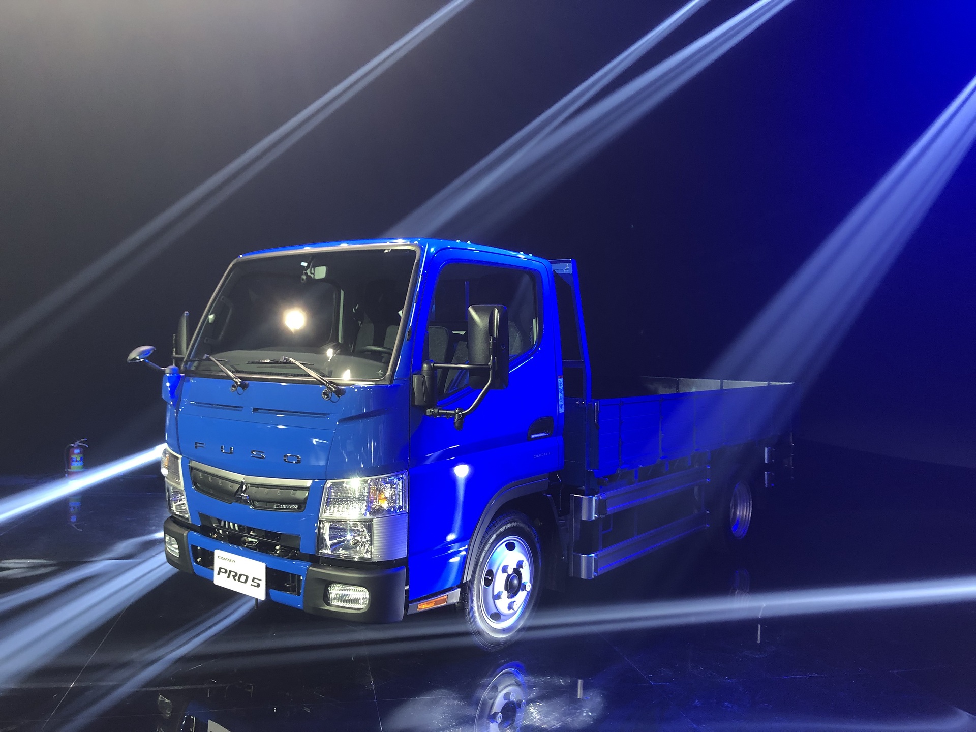 An alternate example of the Canter PRO 5 Mitsubishi Fuso celebrates the handover of the 30,000th vehicle to customers in Taiwan