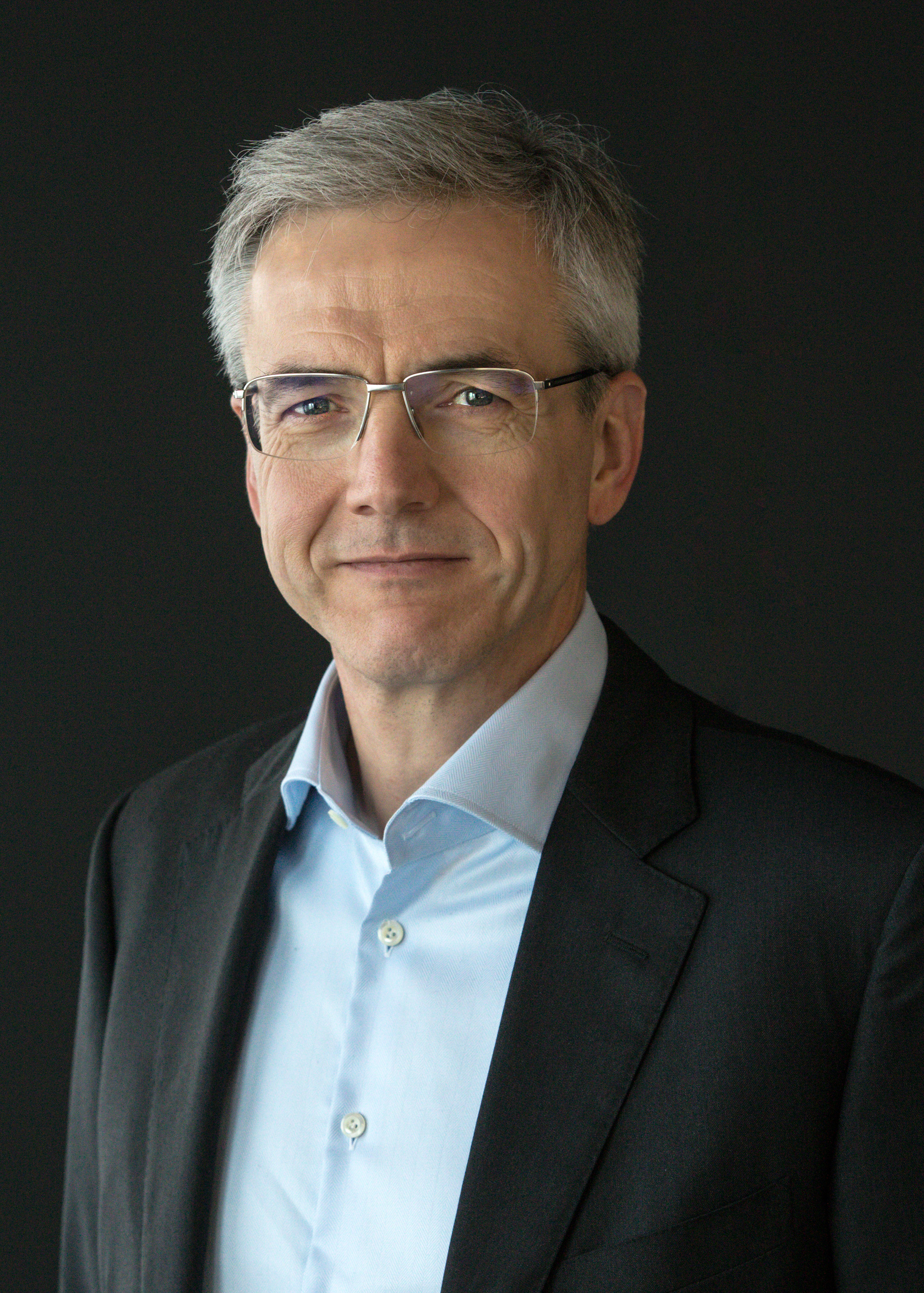 Führungswechsel bei der Daimler Truck AG: Karl Deppen (55), derzeit Leiter Mercedes-Benz do Brasil, wird zum 1. Dezember 2021 in den Vorstand der Daimler Truck AG berufen, verantwortlich für Truck China einschließlich des Joint-Ventures Beijing Foton Daimler Automotive mit der Marke Auman und für die Regionen Japan und Indien mit den Marken FUSO und BharatBenz. Führungswechsel bei der Daimler Truck AG: Karl Deppen folgt auf Hartmut Schick als Mitglied des Vorstands, verantwortlich für Truck China und die Regionen Japan und Indien mit den Marken FUSO und BharatBenz