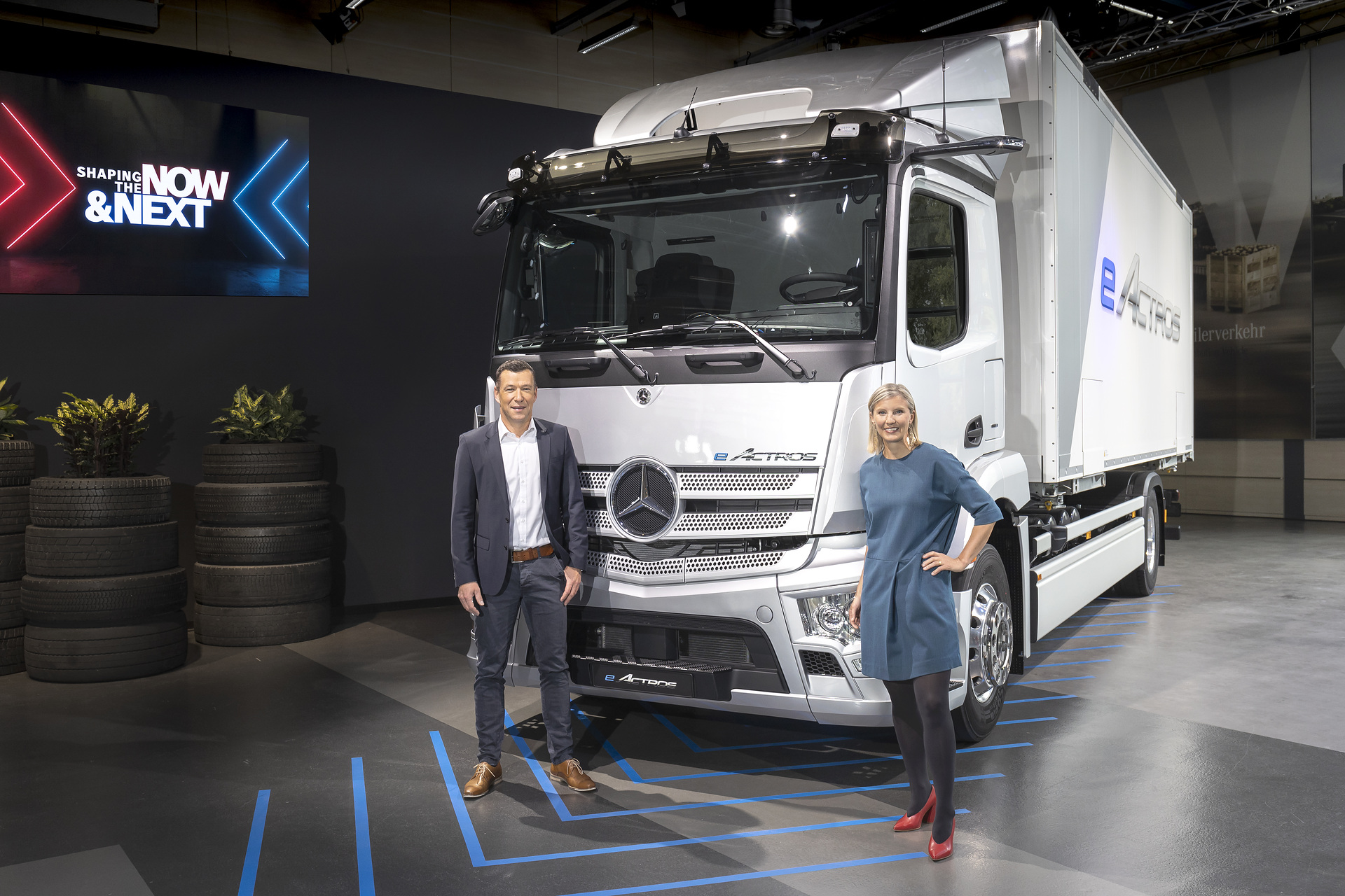 (von links nach rechts) Andreas von Wallfeld, Leiter Marketing, Vertrieb und Service Mercedes-Benz Lkw. Karin Rådström, Vorstandsmitglied Daimler Truck AG und Leiterin Mercedes-Benz Trucks. Shaping the „NOW & NEXT“