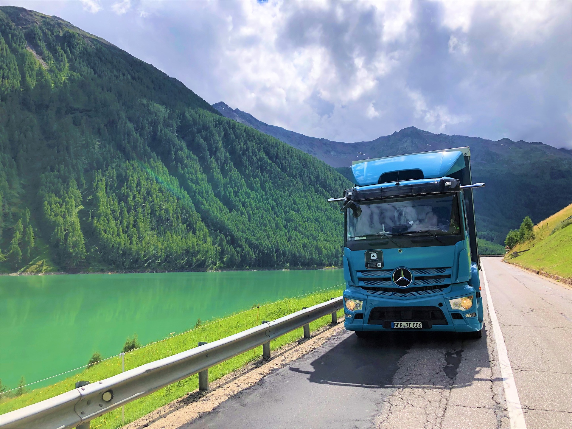 Vollelektrischer Gipfelstürmer: Mercedes-Benz eActros zum Test in Südtirol Vollelektrischer Gipfelstürmer: Mercedes-Benz eActros zum Test in Südtirol