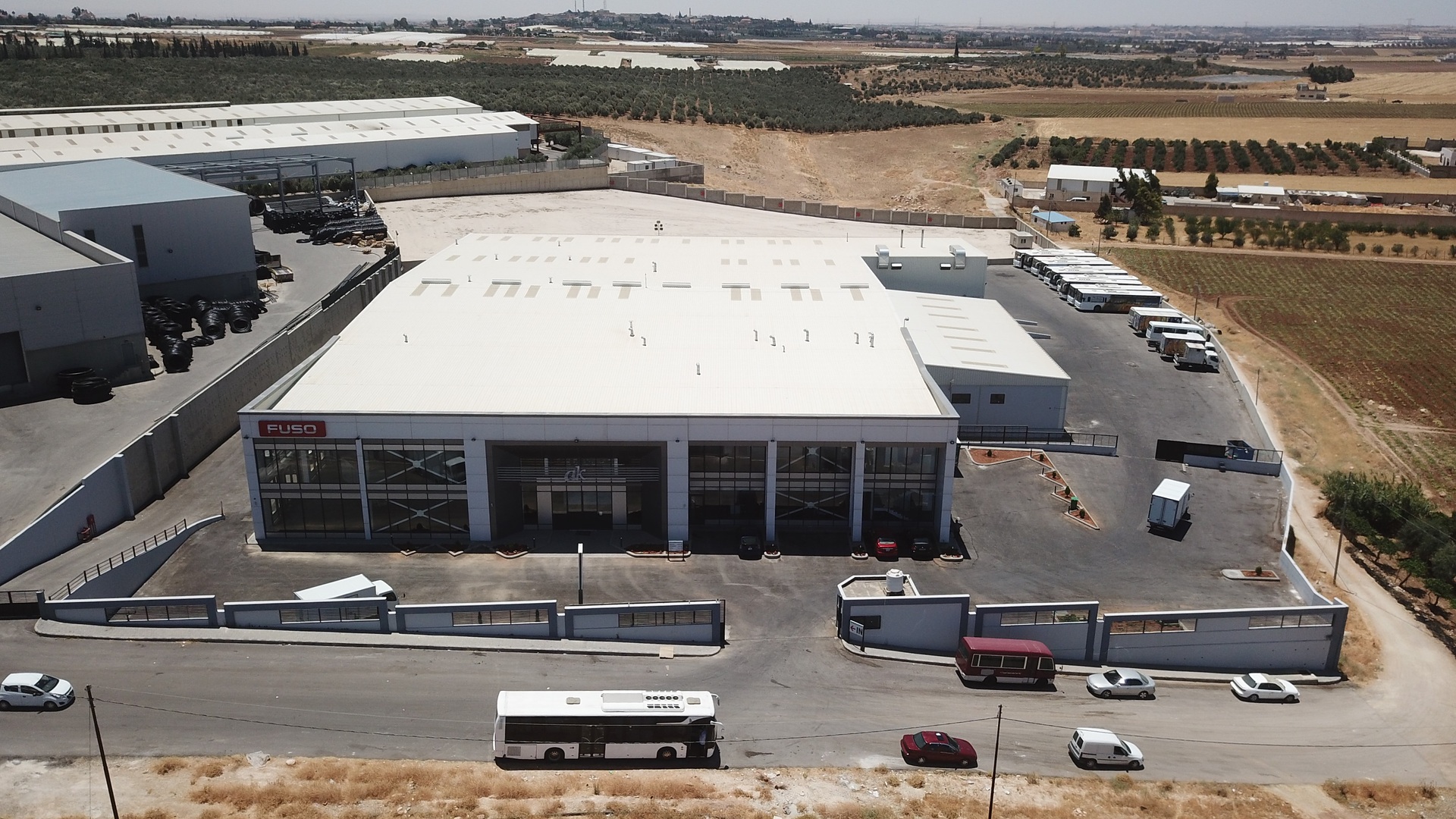 Exterior of new sales facility in Jordan_small file FUSO general distributor in Jordan celebrates opening of state-of-the-art sales and service location