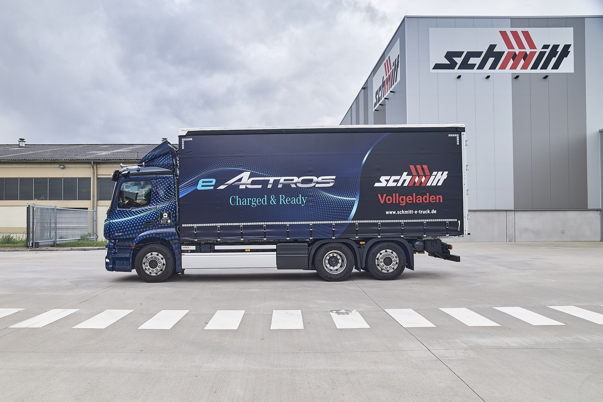 Mercedes-Benz eActros kurz vor Serienstart bei ersten Kunden in Deutschland und den Niederlanden im Realbetrieb Mercedes-Benz eActros kurz vor Serienstart bei ersten Kunden in Deutschland und den Niederlanden im Realbetrieb
