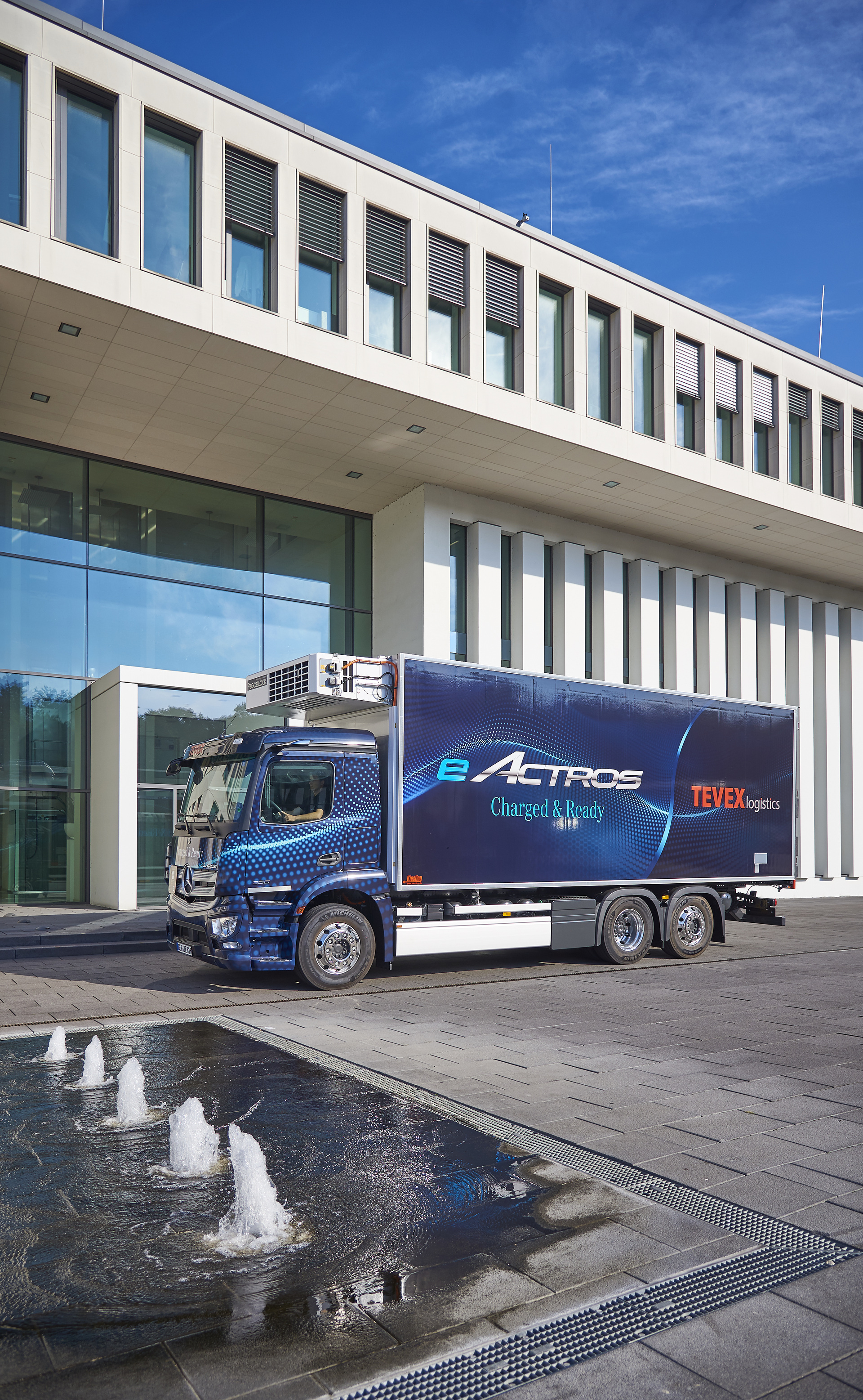 Mercedes-Benz eActros kurz vor Serienstart bei ersten Kunden in Deutschland und den Niederlanden im Realbetrieb Mercedes-Benz eActros kurz vor Serienstart bei ersten Kunden in Deutschland und den Niederlanden im Realbetrieb