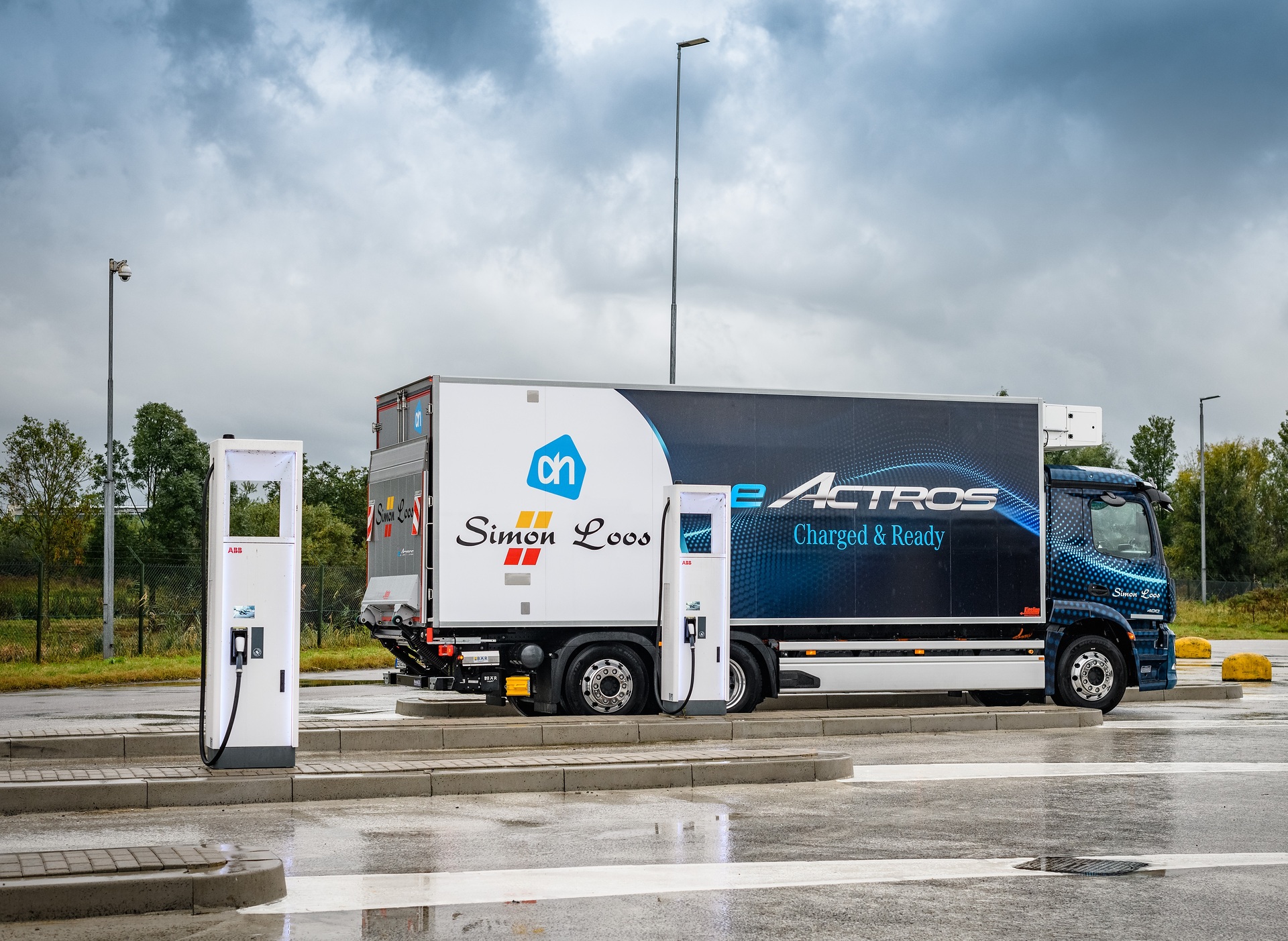 Mercedes-Benz eActros kurz vor Serienstart bei ersten Kunden in Deutschland und den Niederlanden im Realbetrieb Mercedes-Benz eActros kurz vor Serienstart bei ersten Kunden in Deutschland und den Niederlanden im Realbetrieb