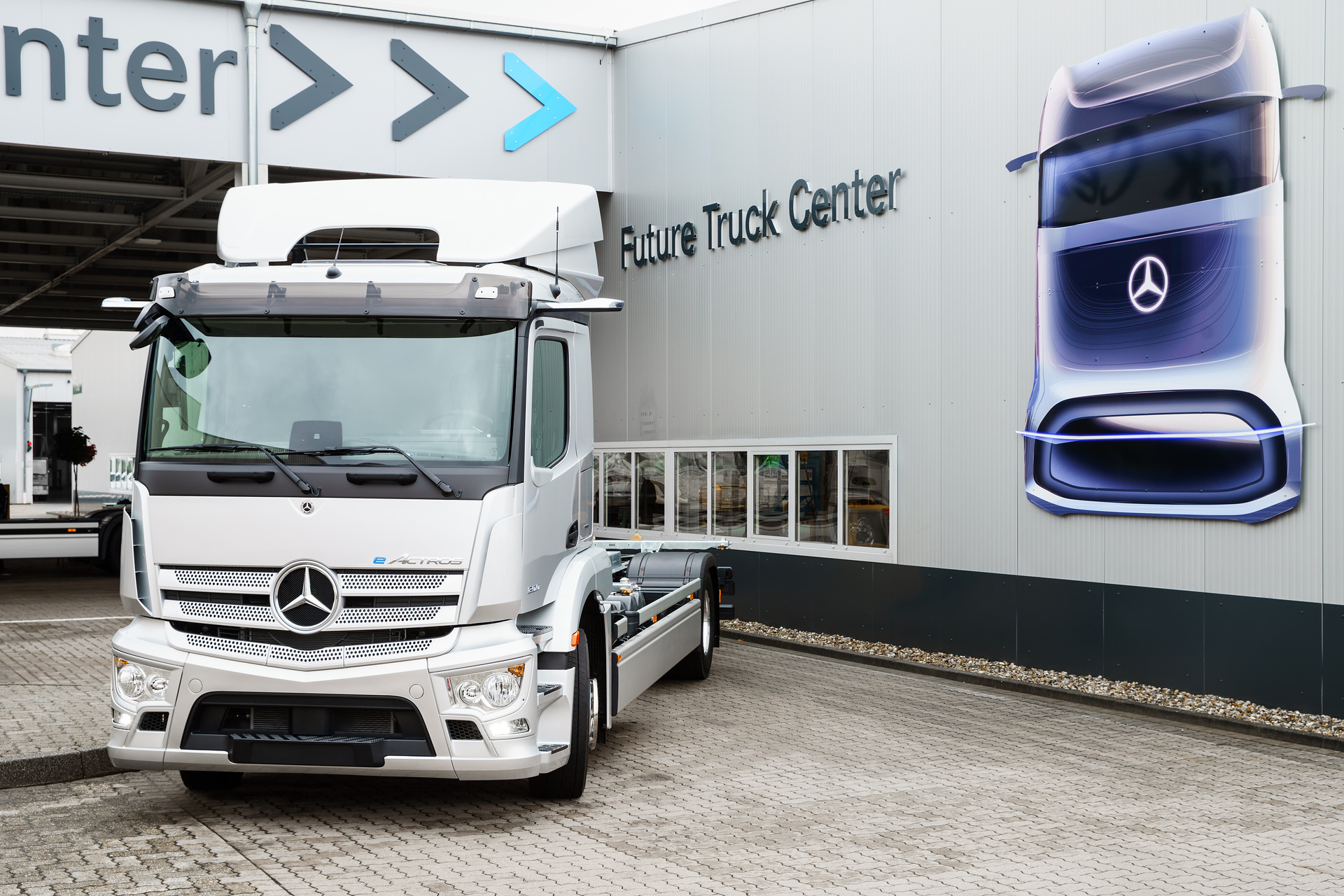 Future Truck Center im Mercedes-Benz Werk Wörth: Serienfertigung des batterieelektrisch angetriebenen eActros beginnt Future Truck Center im Mercedes-Benz Werk Wörth: Serienfertigung des batterieelektrisch angetriebenen eActros beginnt