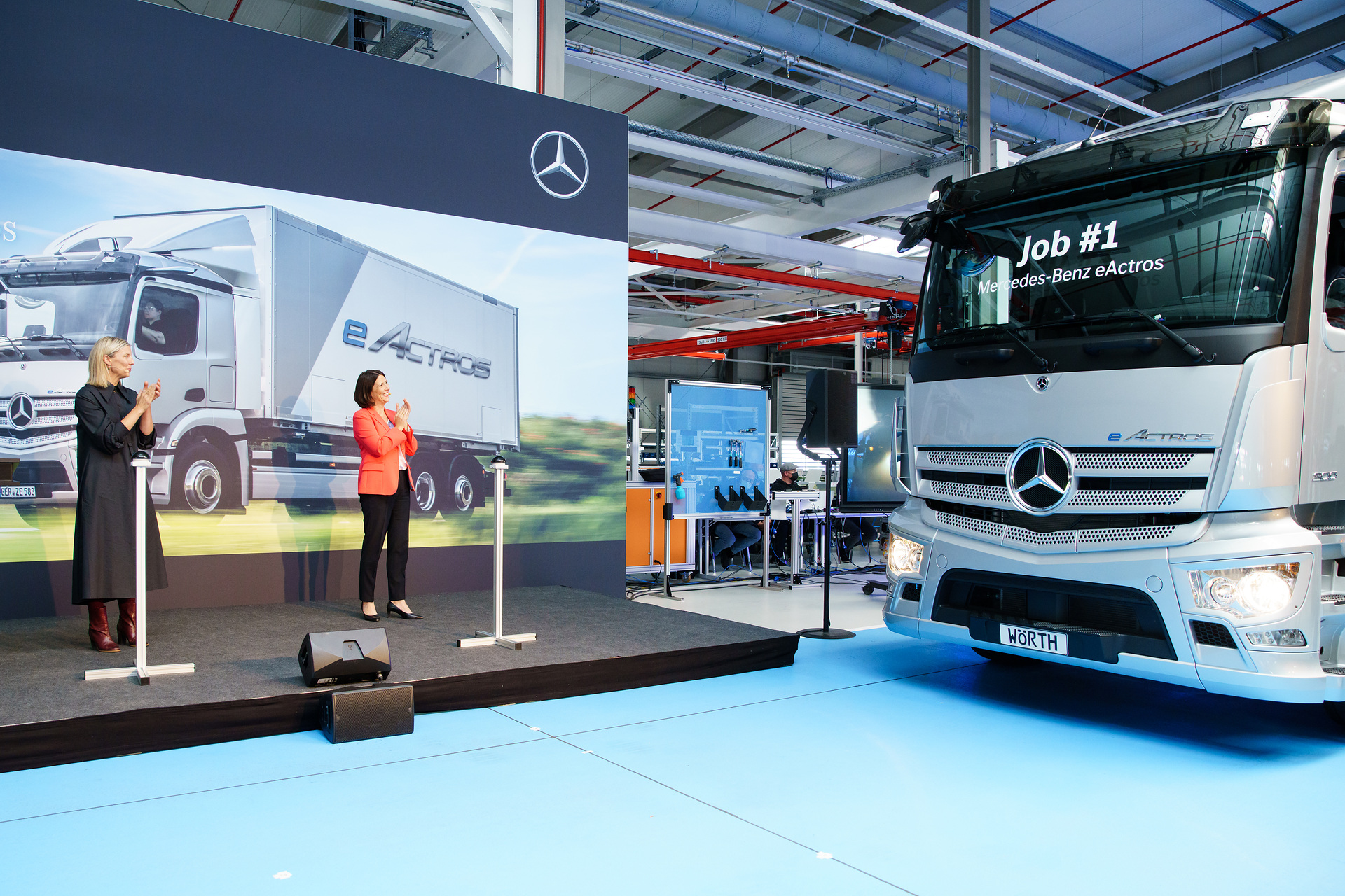 Batterieelektrisch angetriebener eActros: Serienproduktion im Mercedes-Benz Werk Wörth gestartet. Von links nach rechts: Karin Rådström, Mitglied des Vorstands der Daimler Truck AG, verantwortlich für Mercedes-Benz Trucks und Daniela Schmitt, Ministerin für Wirtschaft des Landes Rheinland-Pfalz Batterieelektrisch angetriebener eActros: Serienproduktion im Mercedes-Benz Werk Wörth gestartet