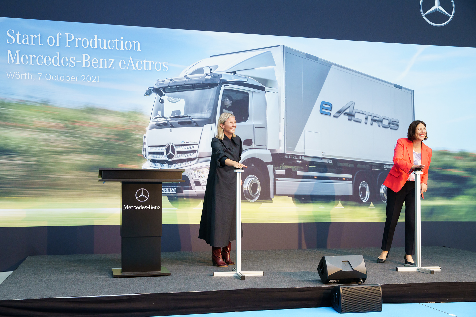 Batterieelektrisch angetriebener eActros: Serienproduktion im Mercedes-Benz Werk Wörth gestartet. Von links nach rechts: Karin Rådström, Mitglied des Vorstands der Daimler Truck AG, verantwortlich für Mercedes-Benz Trucks und Daniela Schmitt, Ministerin für Wirtschaft des Landes Rheinland-Pfalz Batterieelektrisch angetriebener eActros: Serienproduktion im Mercedes-Benz Werk Wörth gestartet