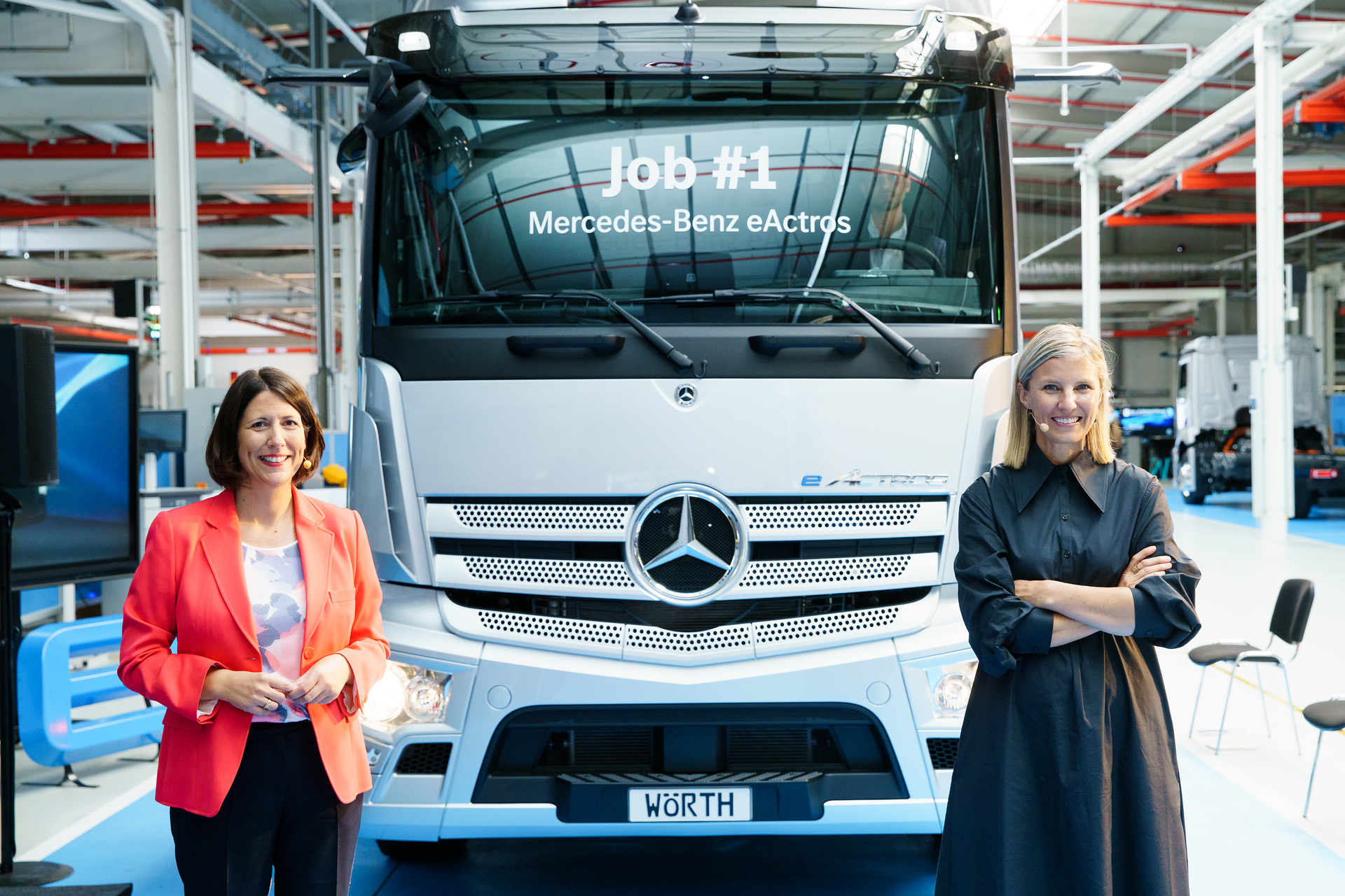Batterieelektrisch angetriebener eActros: Serienproduktion im Mercedes-Benz Werk Wörth gestartet. Von links nach rechts: Karin Rådström, Mitglied des Vorstands der Daimler Truck AG, verantwortlich für Mercedes-Benz Trucks und Daniela Schmitt, Ministerin für Wirtschaft des Landes Rheinland-Pfalz Batterieelektrisch angetriebener eActros: Serienproduktion im Mercedes-Benz Werk Wörth gestartet