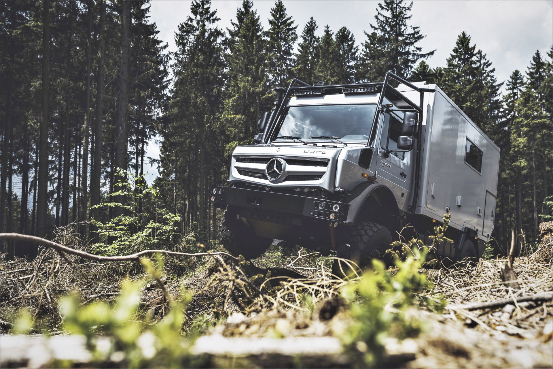 Mercedes-Benz Unimog U 4023 als Expeditionsfahrzeug von Hellgeth engineering Mercedes-Benz Special Trucks auf der „Abenteuer & Allrad“ 2021