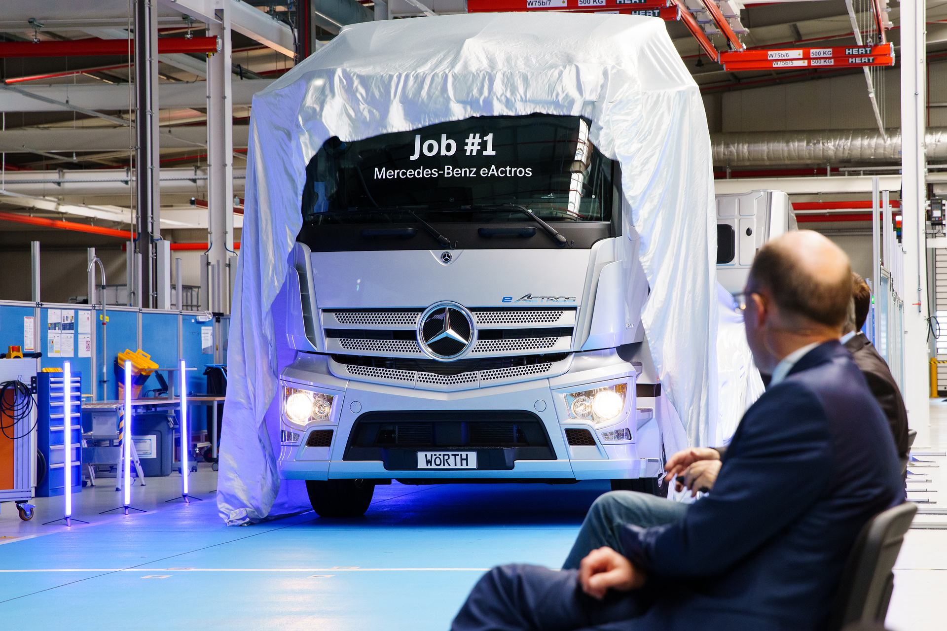 Produktionsstart des batterieelektrisch angetriebenen eActros im Mercedes-Benz Werk Wörth: Der erste Serien-eActros lief am 7. Oktober 2021 im neuen Future Truck Center des Mercedes-Benz Werks Wörth vom Band. E-Lkw ab sofort in Serie: Produktionsstart des batterieelektrisch angetriebenen eActros im Mercedes-Benz Werk Wörth