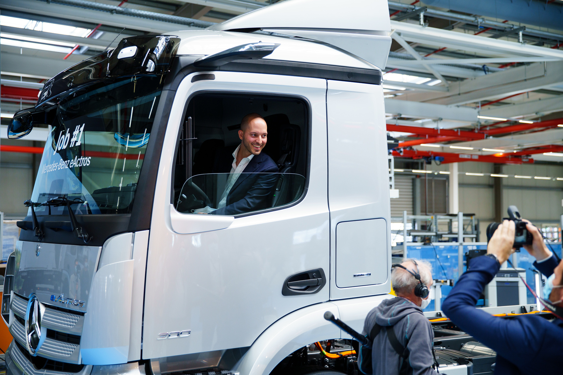 Produktionsstart des batterieelektrisch angetriebenen eActros im Mercedes-Benz Werk Wörth: Der erste Serien-eActros lief am 7. Oktober 2021 im neuen Future Truck Center des Mercedes-Benz Werks Wörth vom Band. E-Lkw ab sofort in Serie: Produktionsstart des batterieelektrisch angetriebenen eActros im Mercedes-Benz Werk Wörth