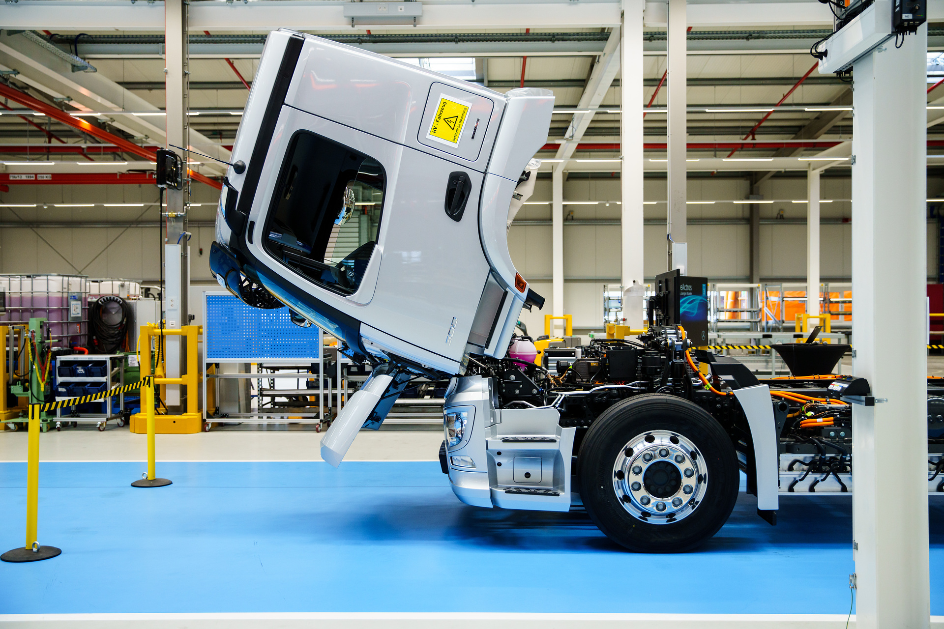 Future Truck Center im Mercedes-Benz Werk Wörth: Serienfertigung des batterieelektrisch angetriebenen eActros beginnt E-Lkw ab sofort in Serie: Produktionsstart des batterieelektrisch angetriebenen eActros im Mercedes-Benz Werk Wörth