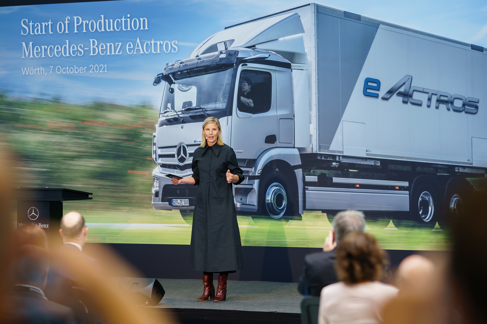 Karin Rådström, Mitglied des Vorstands der Daimler Truck AG, verantwortlich für Mercedes-Benz Trucks, beim Start der Serienproduktion des batterieelektrisch angetriebenen eActros im Mercedes-Benz Werk Wörth. E-Lkw ab sofort in Serie: Produktionsstart des batterieelektrisch angetriebenen eActros im Mercedes-Benz Werk Wörth