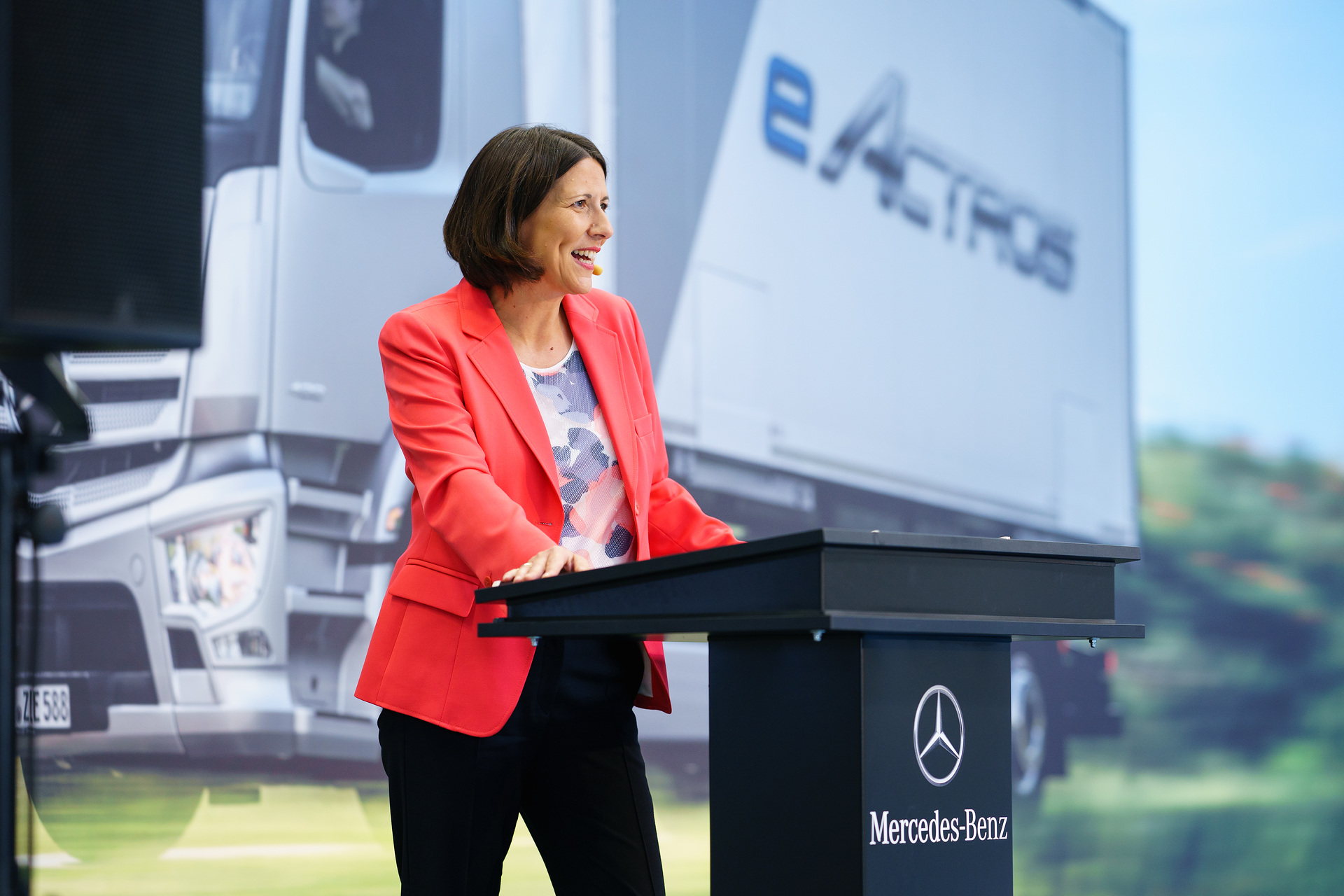 Daniela Schmitt, Wirtschaftsministerin des Landes Rheinland-Pfalz, beim Start der Serienproduktion des batterieelektrisch angetriebenen eActros im Mercedes-Benz Werk Wörth. E-Lkw ab sofort in Serie: Produktionsstart des batterieelektrisch angetriebenen eActros im Mercedes-Benz Werk Wörth