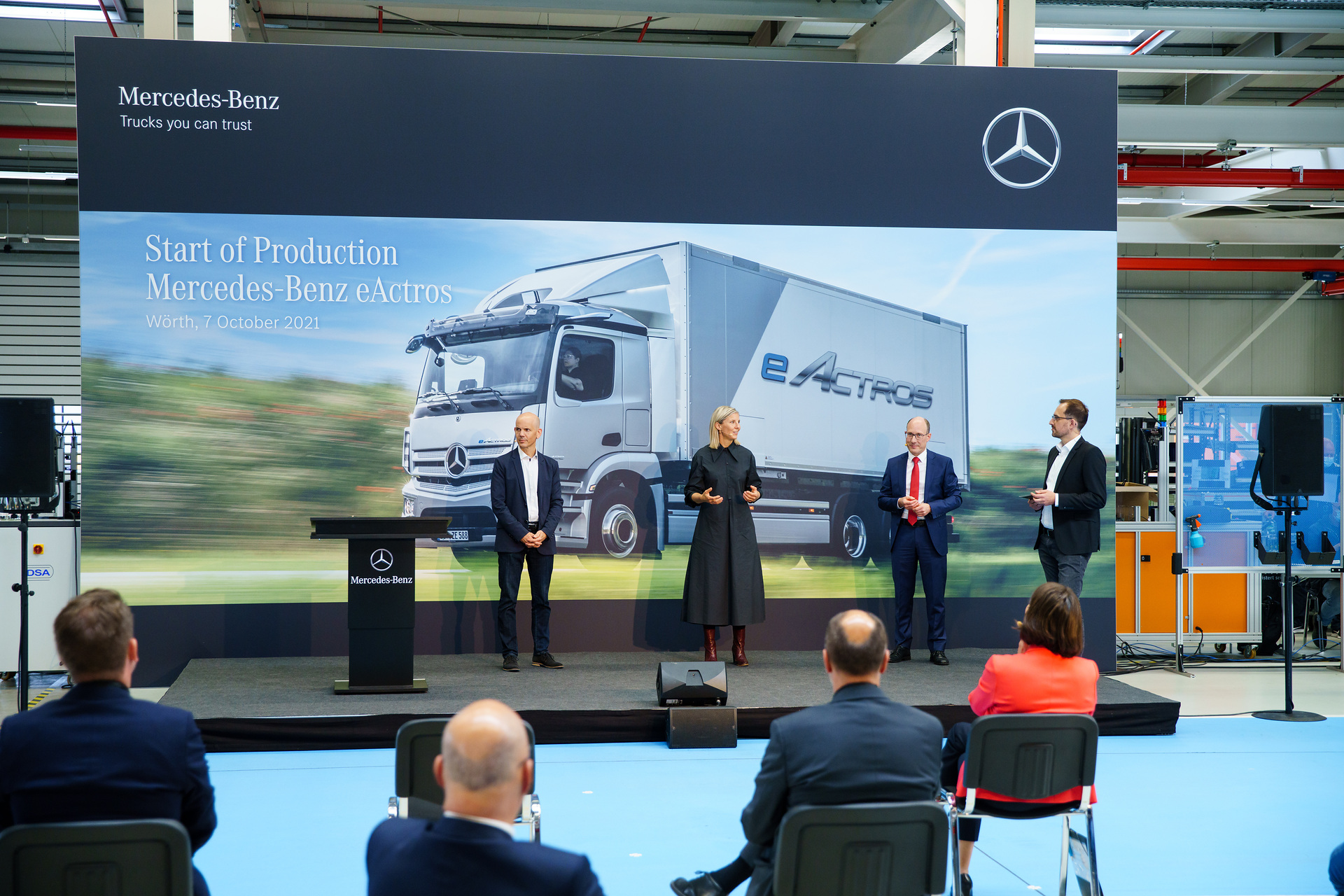 Batterieelektrisch angetriebener eActros: Serienproduktion im Mercedes-Benz Werk Wörth gestartet. Von links nach rechts: Sven Gräble, Leiter Mercedes-Benz Trucks Operations, Karin Rådström, Mitglied des Vorstands der Daimler Truck AG, verantwortlich für Mercedes-Benz Trucks, Dr. Andreas Bachhofer, Leiter Standort & Produktion Wörth sowie Peter Smodej, Head of Communications Product & Corporate Europe Mercedes-Benz Trucks/Daimler Buses. E-Lkw ab sofort in Serie: Produktionsstart des batterieelektrisch angetriebenen eActros im Mercedes-Benz Werk Wörth