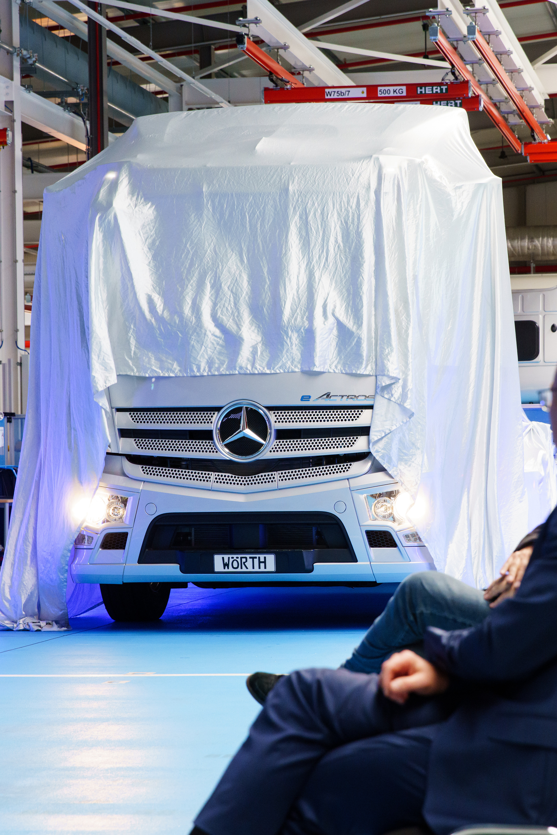 Produktionsstart des batterieelektrisch angetriebenen eActros im Mercedes-Benz Werk Wörth: Der erste Serien-eActros lief am 7. Oktober 2021 im neuen Future Truck Center des Mercedes-Benz Werks Wörth vom Band. E-Lkw ab sofort in Serie: Produktionsstart des batterieelektrisch angetriebenen eActros im Mercedes-Benz Werk Wörth