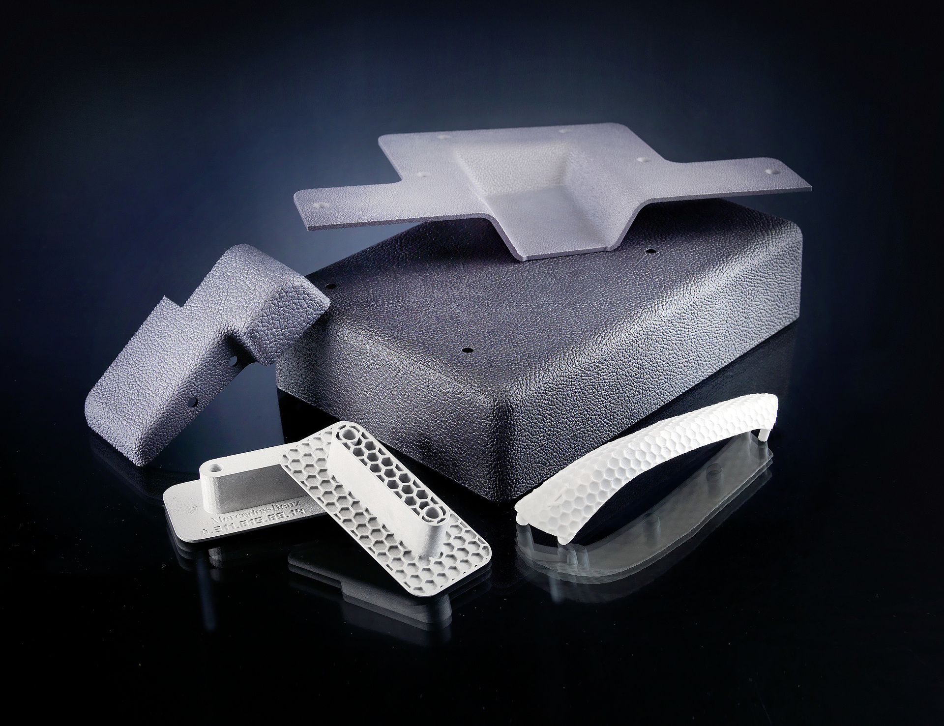 Aktuell sind knapp 40.000 Omnibus-Ersatzteile 3D-druckfähig. Ein Teil davon ist bereits heute nach entsprechenden Digitalisierungsschritten, Freigabeprozessen und zahlreichen Produkttests ausschließlich als 3D-gedrucktes Ersatzteil erhältlich. Daimler Buses erweitert sein Leistungsportfolio rund um Dienstleistungen im Bereich 3D-Druck