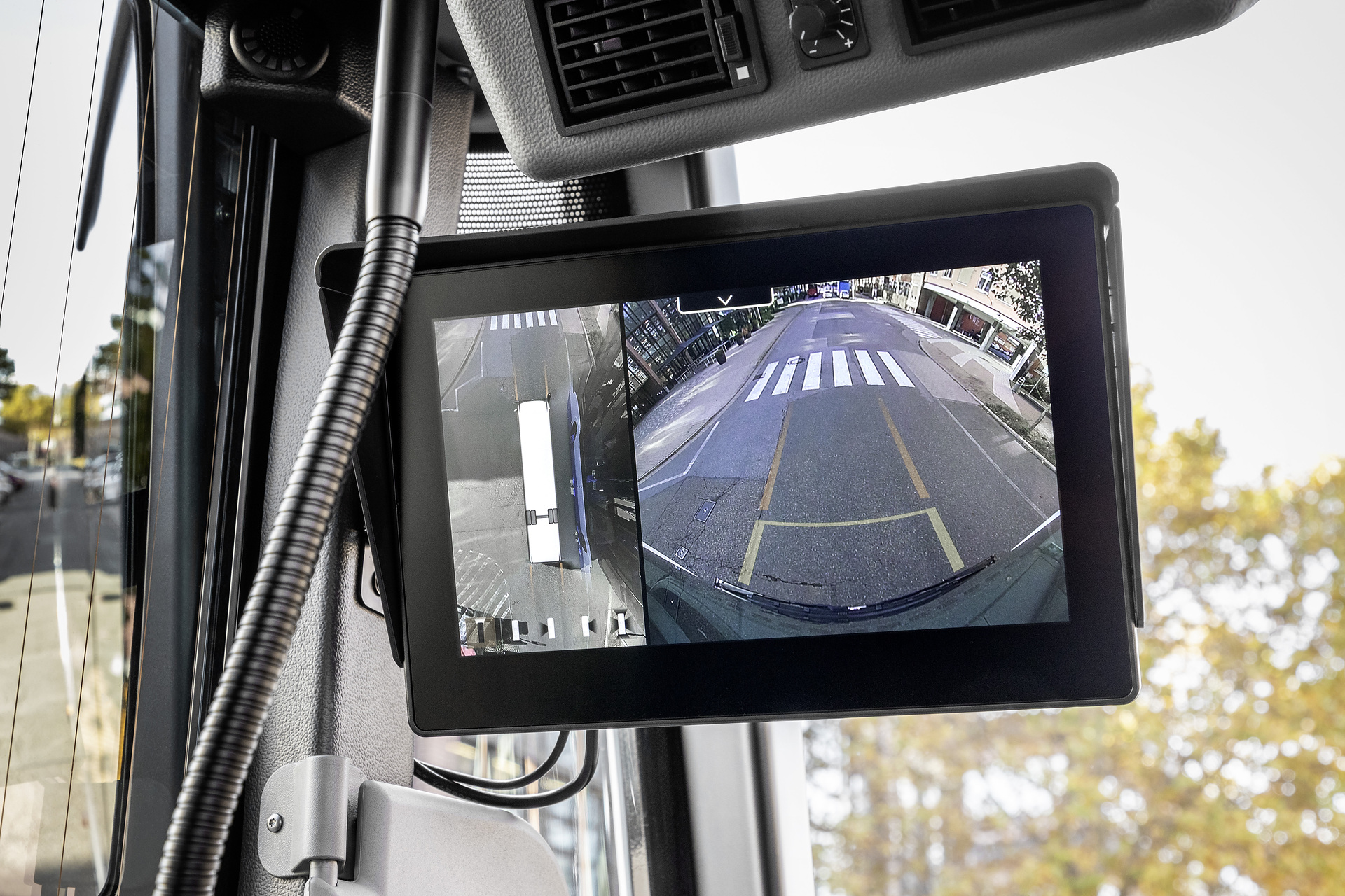 Now bus drivers have the best perspective: camera view with a bird's eye perspective for Mercedes-Benz and Setra buses