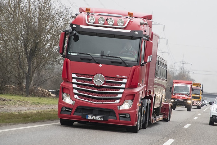 Aufspaltung von Daimler in zwei eigenständige Unternehmen: Daimler Truck überführt historische Mercedes-Benz Nutzfahrzeuge und Archiv nach Wörth