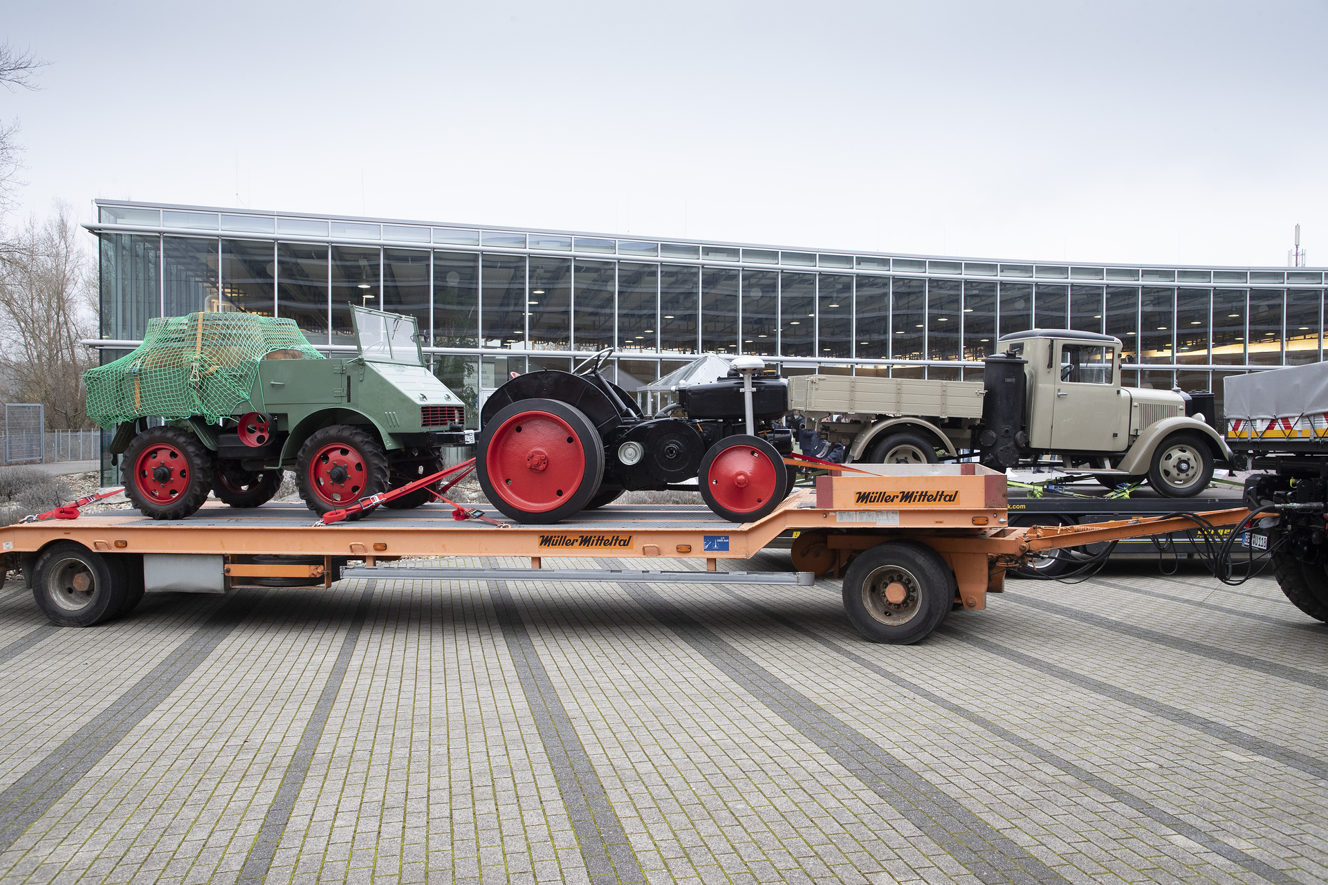Aufspaltung von Daimler in zwei eigenständige Unternehmen: Daimler Truck überführt historische Mercedes-Benz Nutzfahrzeuge und Archiv nach Wörth Aufspaltung von Daimler in zwei eigenständige Unternehmen: Daimler Truck überführt historische Mercedes-Benz Nutzfahrzeuge und Archiv nach Wörth
