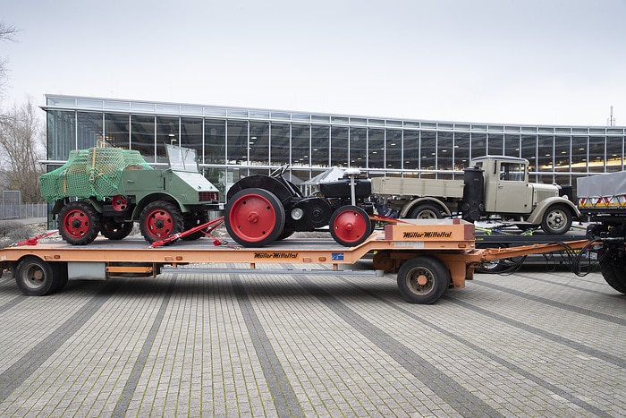 Aufspaltung von Daimler in zwei eigenständige Unternehmen: Daimler Truck überführt historische Mercedes-Benz Nutzfahrzeuge und Archiv nach Wörth