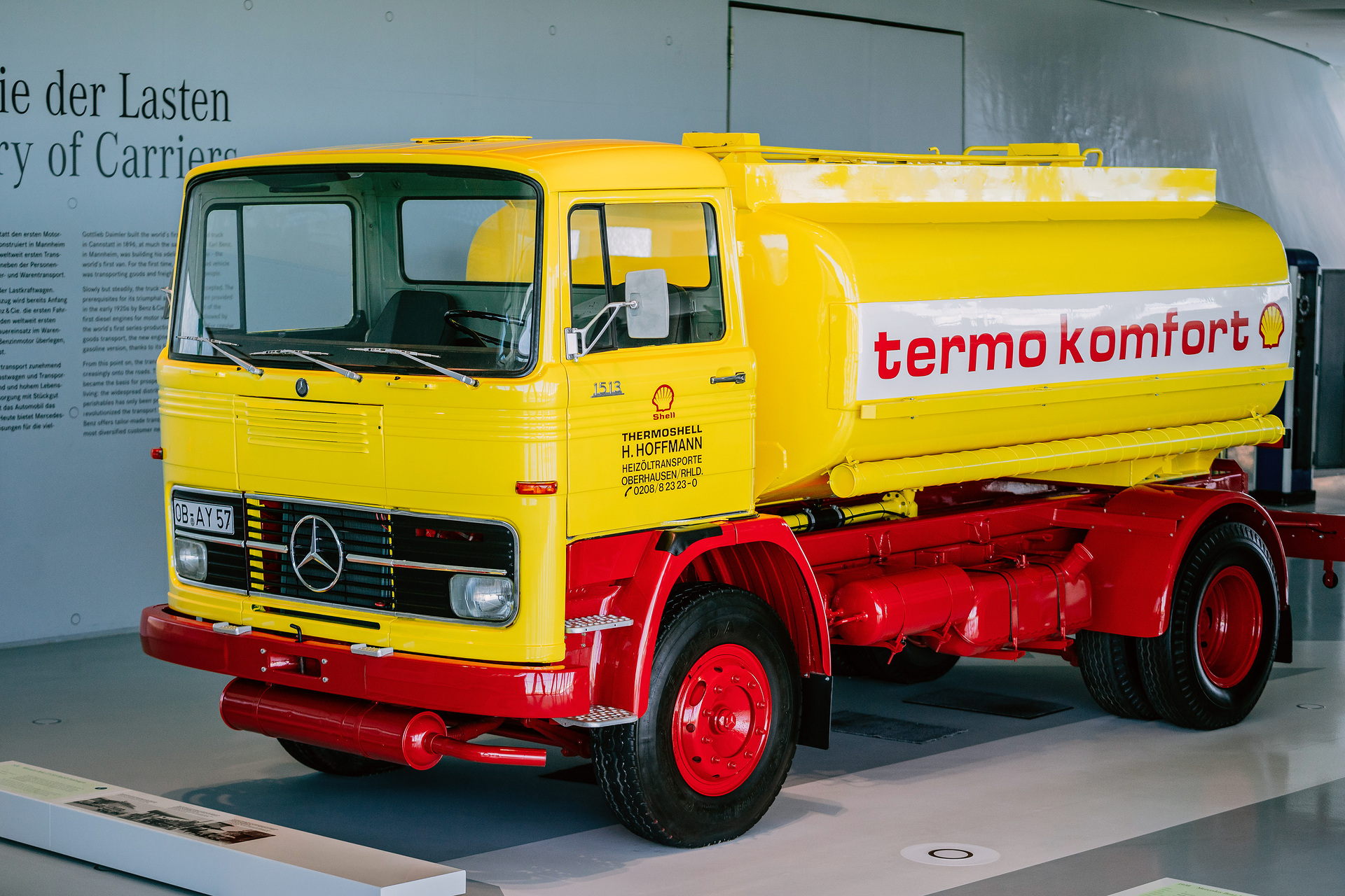 Mercedes-Benz Museum, Collection Room 2: Gallery of Carriers. Mercedes-Benz LP 1513 heating oil tanker from 1974. The model series of cubic cab-overs are nicknamed “advent calendars” because of the numerous service flaps. Exterior shot from the front right. (Photo index number in the Mercedes-Benz Classic Archives: D732988) Mercedes-Benz Museum, Raum Collection 2: Galerie der Lasten. Mercedes-Benz LP 1513 Heizöl-Tankwagen aus dem Jahr 1974. Die Baureihen der kubischen Frontlenker tragen wegen der zahlreichen Serviceklappen den Spitznamen „Adventskalender“. Exterieuraufnahme von rechts vorn. (Fotosignatur der Mercedes-Benz Classic Archive: D732988) // Mercedes-Benz Museum, Collection Room 2: Gallery of Carriers. Mercedes-Benz LP 1513 heating oil tanker from 1974. The model series of cubic cab-overs are nicknamed “advent calendars” because of the numerous service flaps. Exterior shot from the front right. (Photo index number in the Mercedes-Benz Classic Archives: D732988) Mercedes-Benz LP 1513 “Advent Calendar”: What is hidden behind the little doors?
