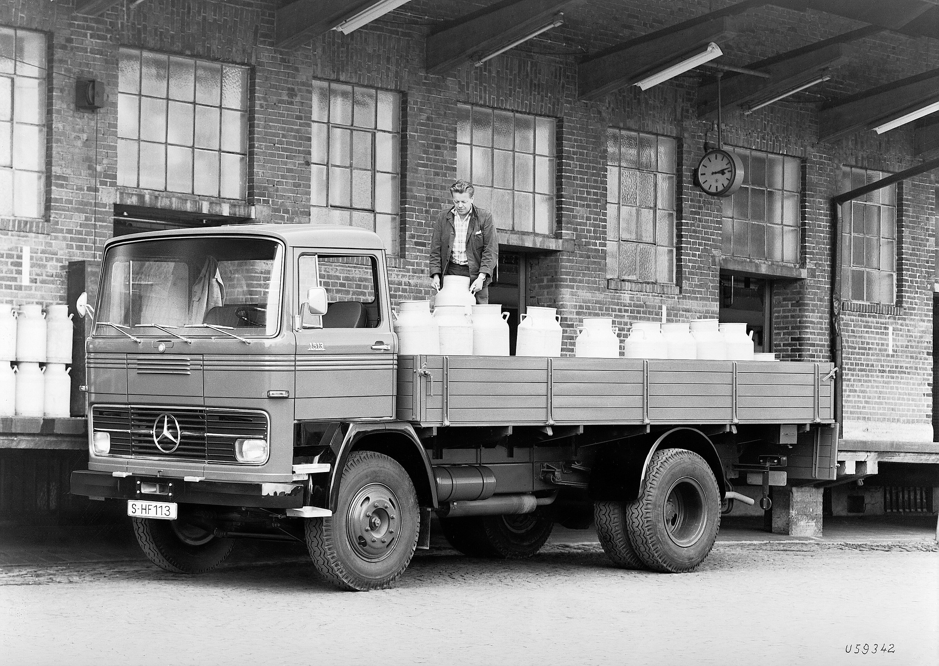 Mercedes-Benz LP 1513 platform vehicle. The model series of cubic cab-overs are nicknamed “advent calendars” because of the numerous service flaps. Genre photo from the press kit of 1968. (Photo index number in the Mercedes-Benz Classic Archives: U59342) Mercedes-Benz LP 1513 “Advent Calendar”: What is hidden behind the little doors?