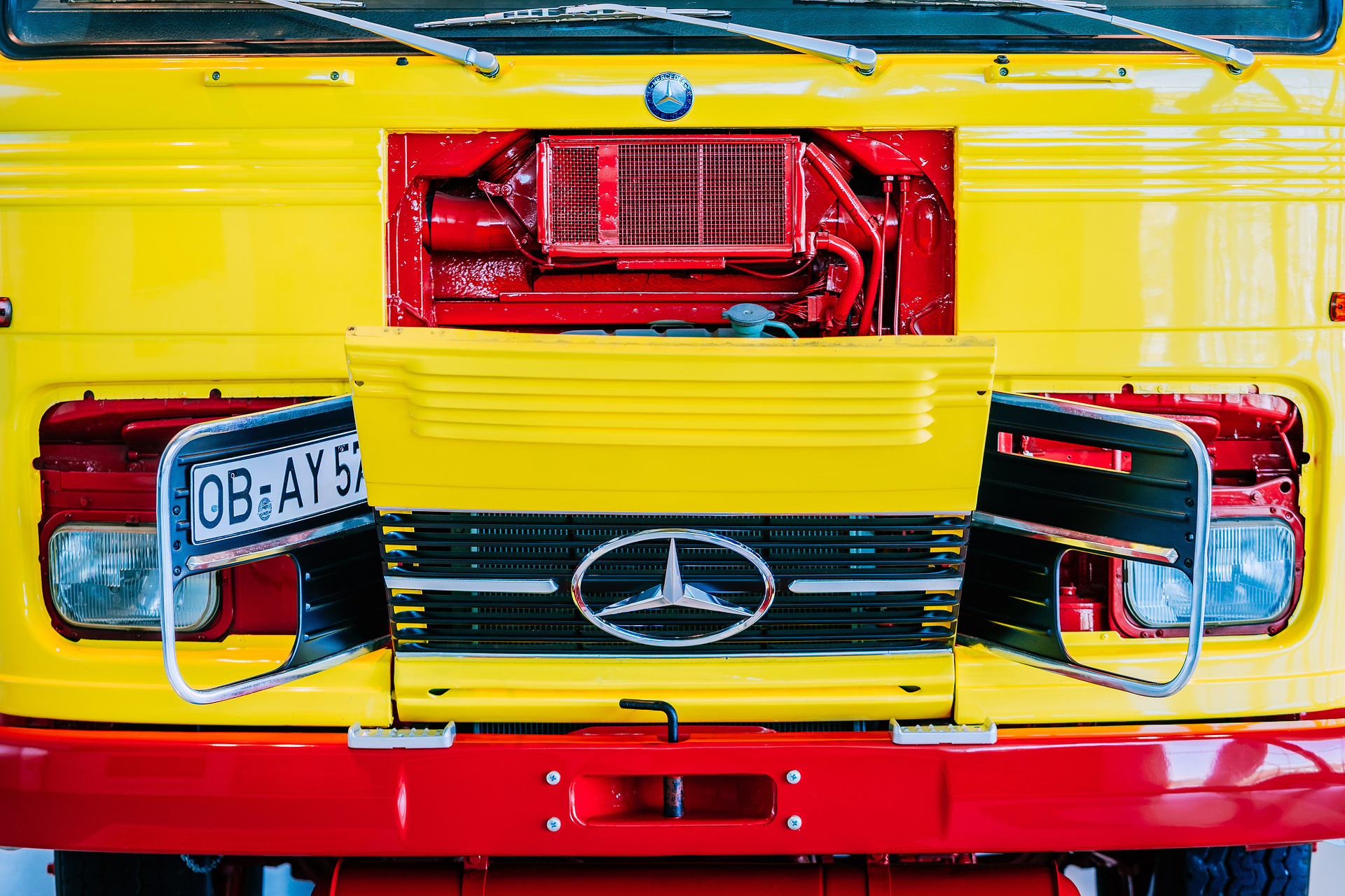 Mercedes-Benz Museum, Collection Room 2: Gallery of Carriers. Mercedes-Benz LP 1513 heating oil tanker from 1974. The model series of cubic cab-overs are nicknamed “advent calendars” because of the numerous service flaps. Open flaps at the front, shot from the front. (Photo index number in the Mercedes-Benz Classic Archives: D732982) Mercedes-Benz Museum, Raum Collection 2: Galerie der Lasten. Mercedes-Benz LP 1513 Heizöl-Tankwagen aus dem Jahr 1974. Die Baureihen der kubischen Frontlenker tragen wegen der zahlreichen Serviceklappen den Spitznamen „Adventskalender“. Geöffnete Klappen an der Front, Aufnahme von vorn. (Fotosignatur der Mercedes-Benz Classic Archive: D732982) // Mercedes-Benz Museum, Collection Room 2: Gallery of Carriers. Mercedes-Benz LP 1513 heating oil tanker from 1974. The model series of cubic cab-overs are nicknamed “advent calendars” because of the numerous service flaps. Open flaps at the front, shot from the front. (Photo index number in the Mercedes-Benz Classic Archives: D732982) Mercedes-Benz LP 1513 “Advent Calendar”: What is hidden behind the little doors?