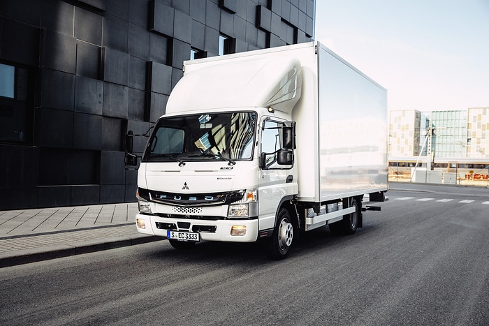 300 eTrucks ausgeliefert! Daimler Truck und FUSO eCanter erreichen weitere E-Meilensteine