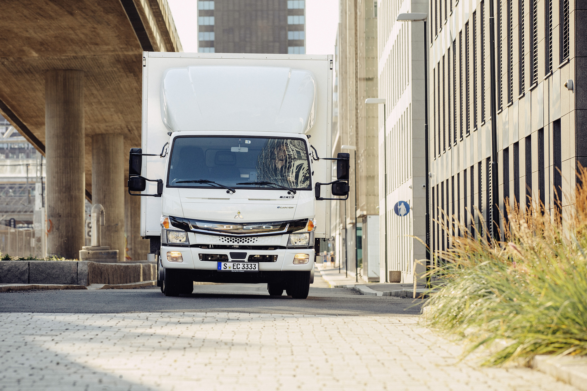 300 eTrucks ausgeliefert! Daimler Truck und FUSO eCanter erreichen weitere E-Meilensteine