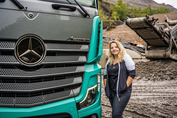 „Mein liebster Arbeitsplatz“ – Luisa Kettling ist begeistert vom Sondermodell Actros Edition 2