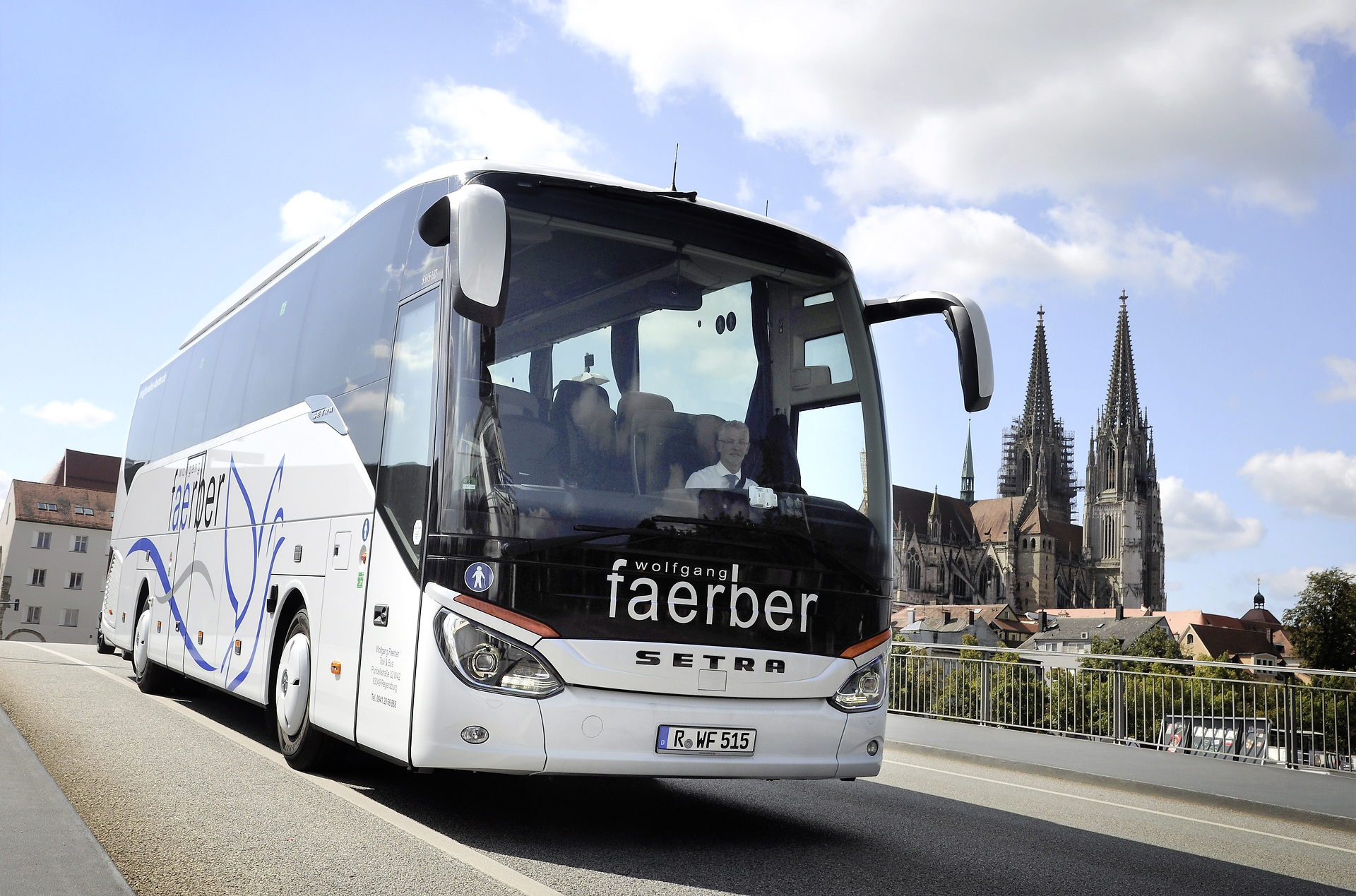 Der neue S 515 HD von Faerber Reisen auf der Eisernen Brücke in Regensburg. Ein Setra als neues Markenzeichen