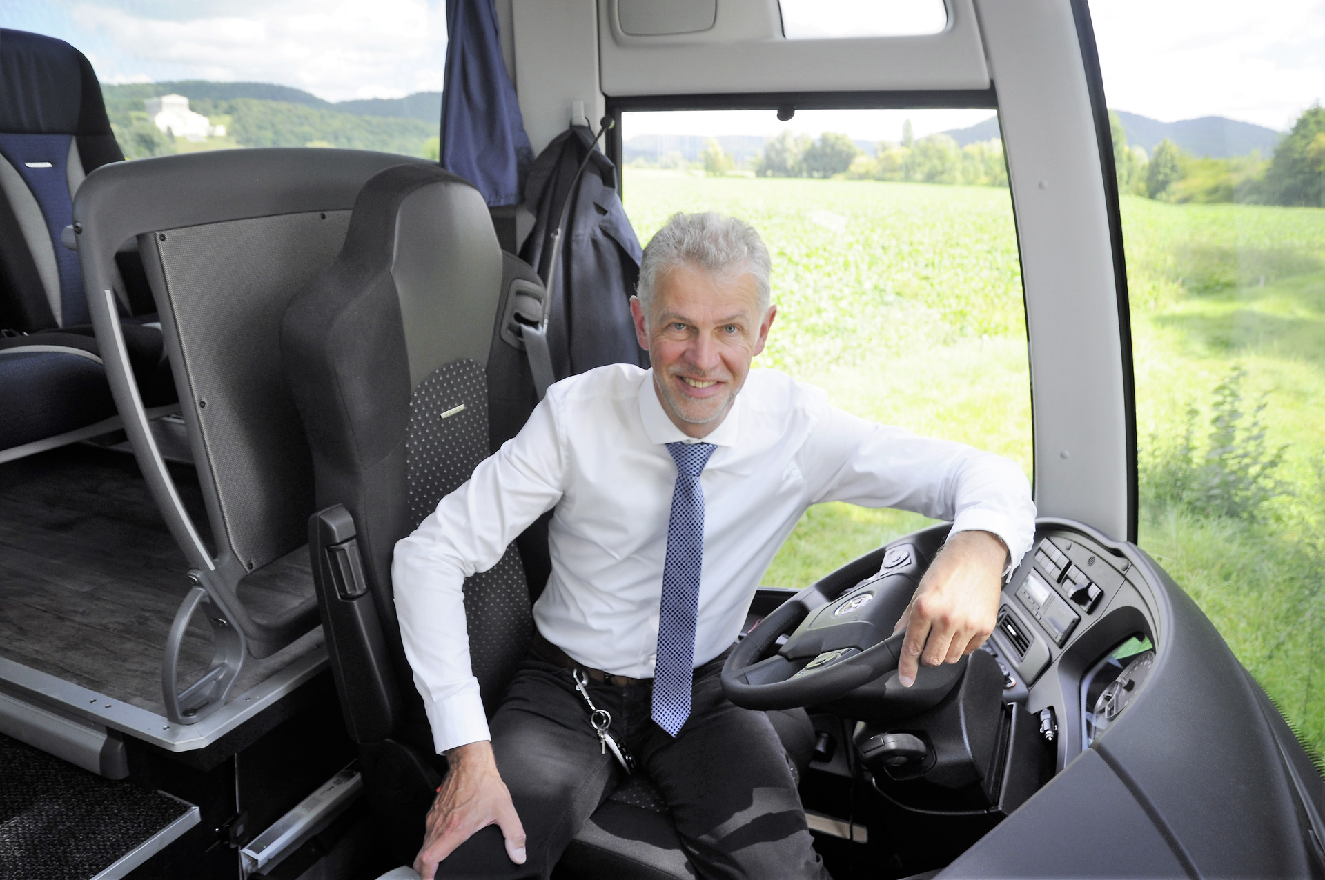 Wolfgang Faerber freut sich am Steuer seines neuen S 515 HD sitzen zu können. Ein Setra als neues Markenzeichen
