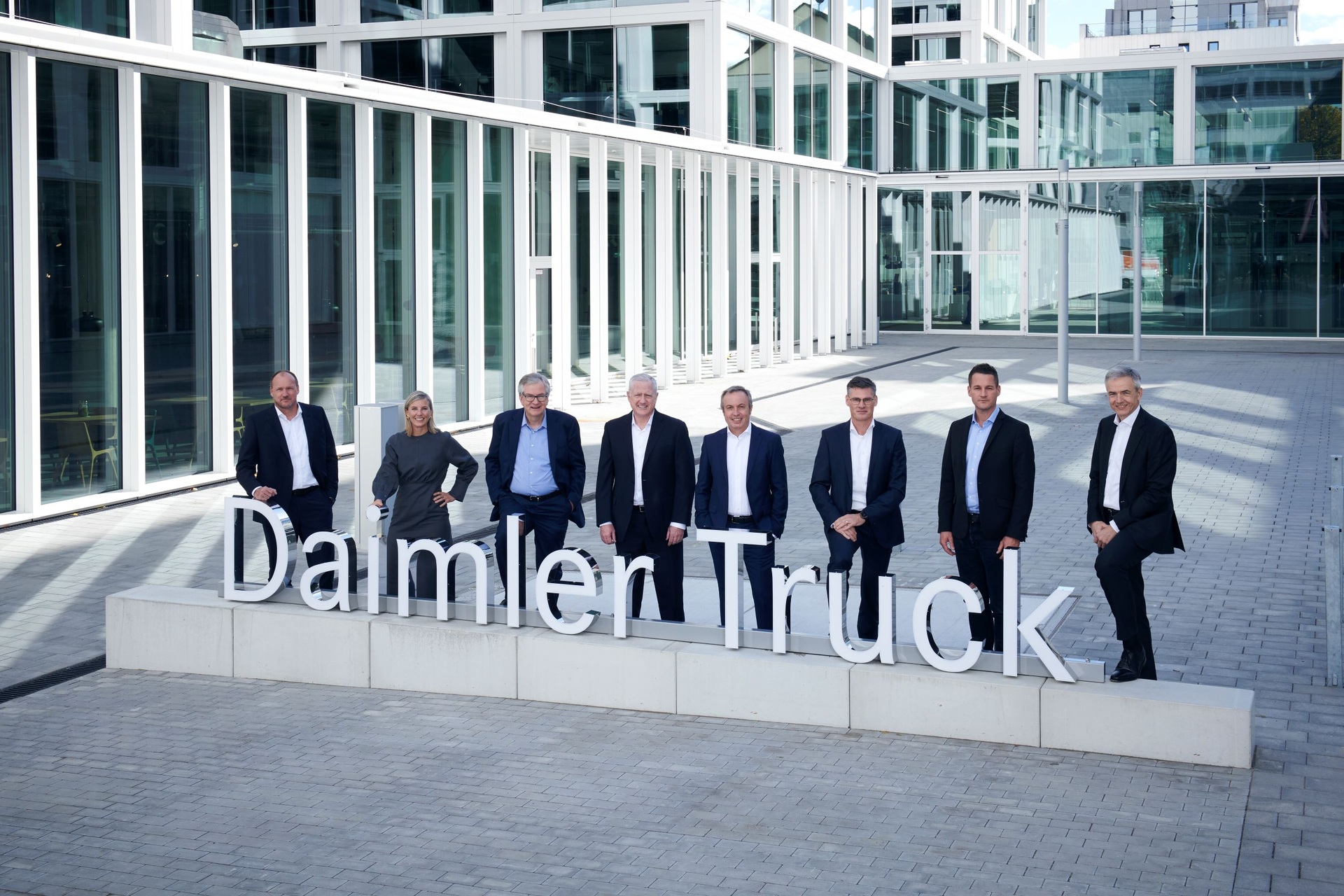 Board of Management Daimler Truck Holding AG (from l. to r.): Jochen Götz, Karin Rådström, Marton Daum, John O’Leary, Jürgen Hartwig, Stephan Unger, Andreas Gorbach, Karl Deppen Daimler Truck launched on stock exchange as an independent company