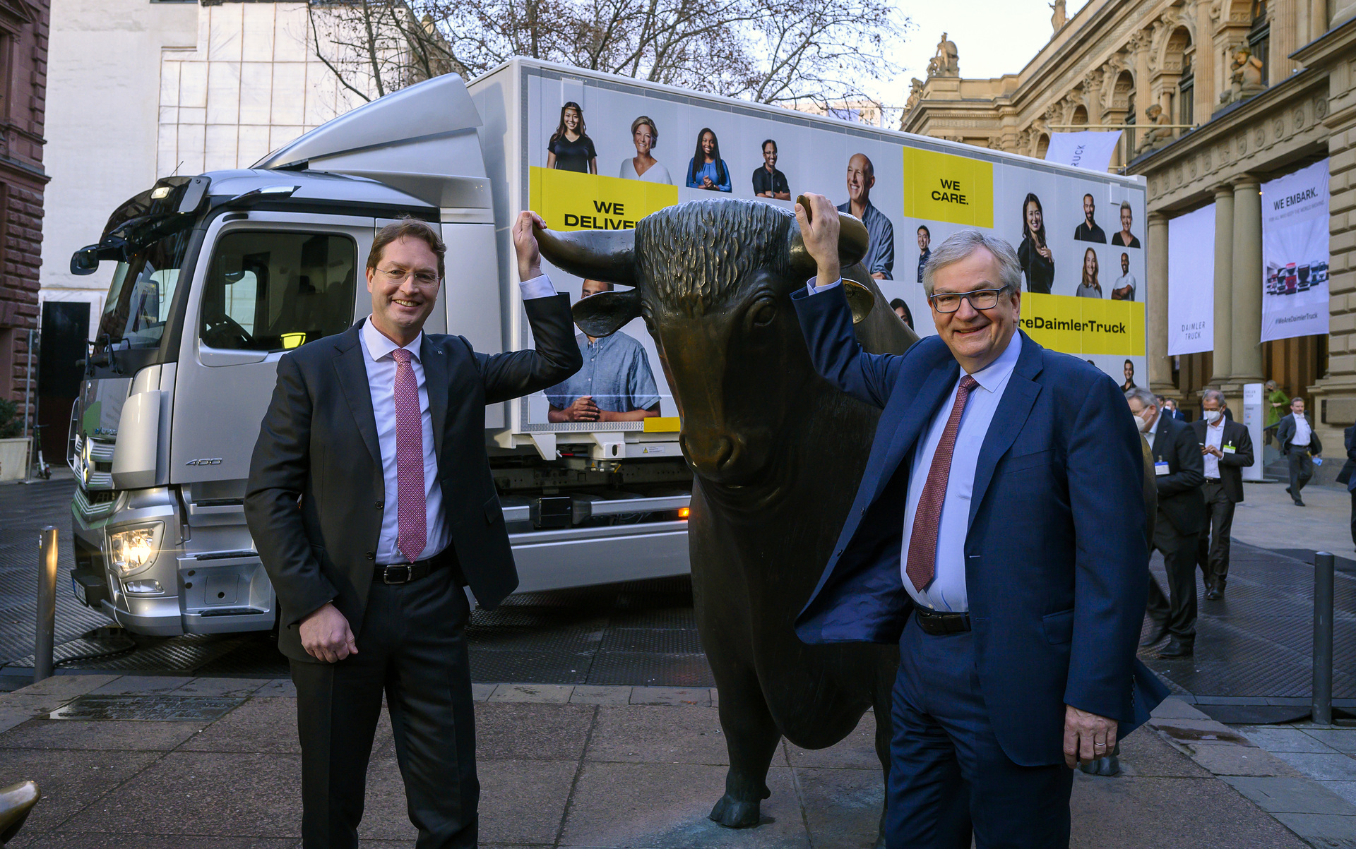 Listing of the Daimler Holding AG (left to right) Ola Källenius, Chairman of the Board of Management of Daimler AG and Mercedes-Benz AG and Martin Daum, Chairman of the Board of Management of Daimler Truck Holding AG Daimler Truck launched on stock exchange as an independent company