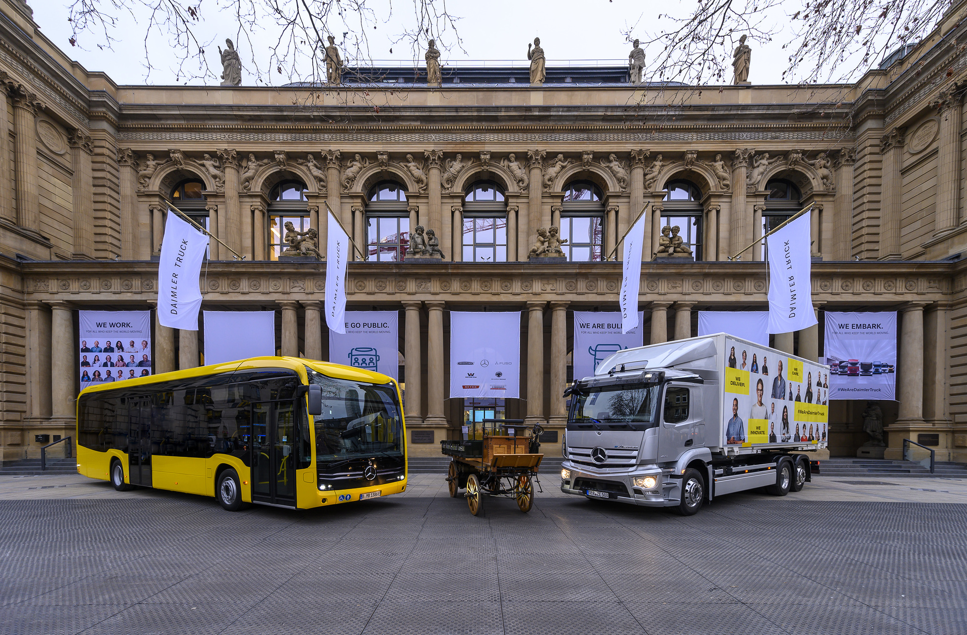 Listing of the Daimler Truck Holding AG in Frankfurt am Main (Germany) Daimler Truck launched on stock exchange as an independent company